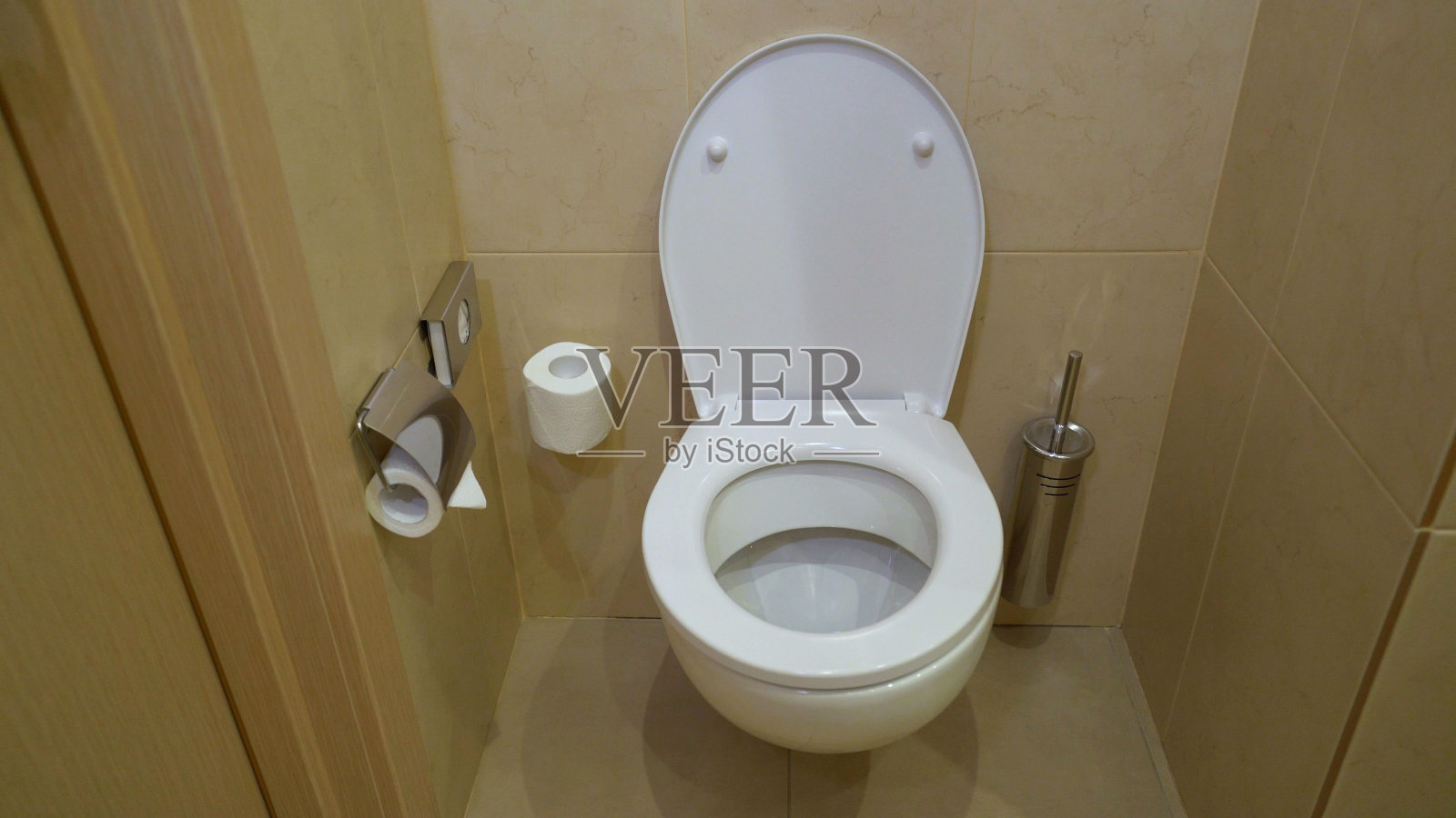 房间的内部-浴室里的厕所。带有陶瓷马桶的现代卫生间内部。马桶在厕所里。照片摄影图片