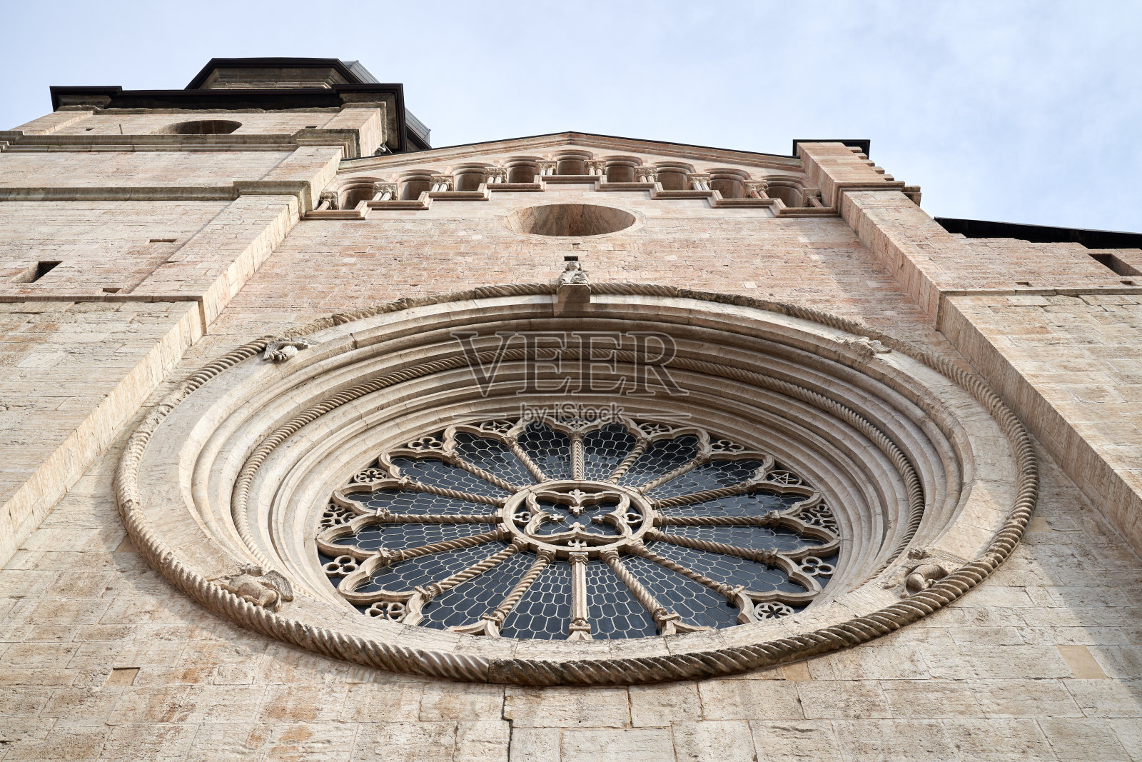 意大利特伦托的特伦托大教堂。底部视图。照片摄影图片