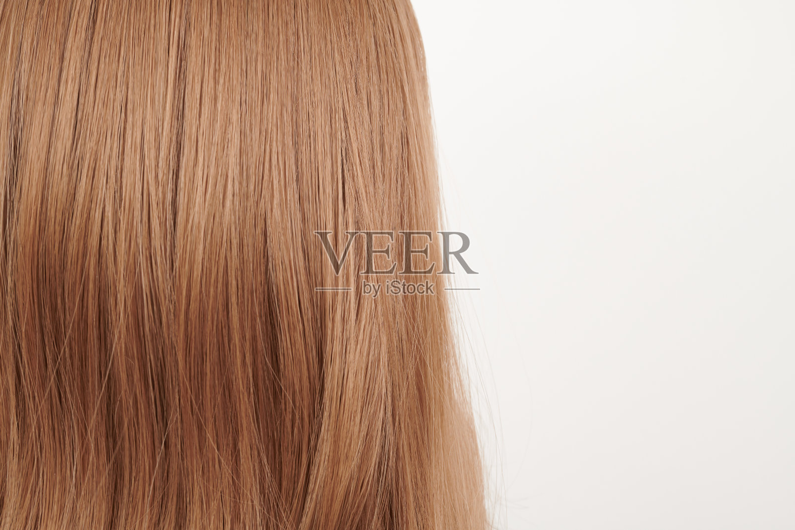 自然光泽的头发，棕色卷发孤立在白色背景与复制空间照片摄影图片