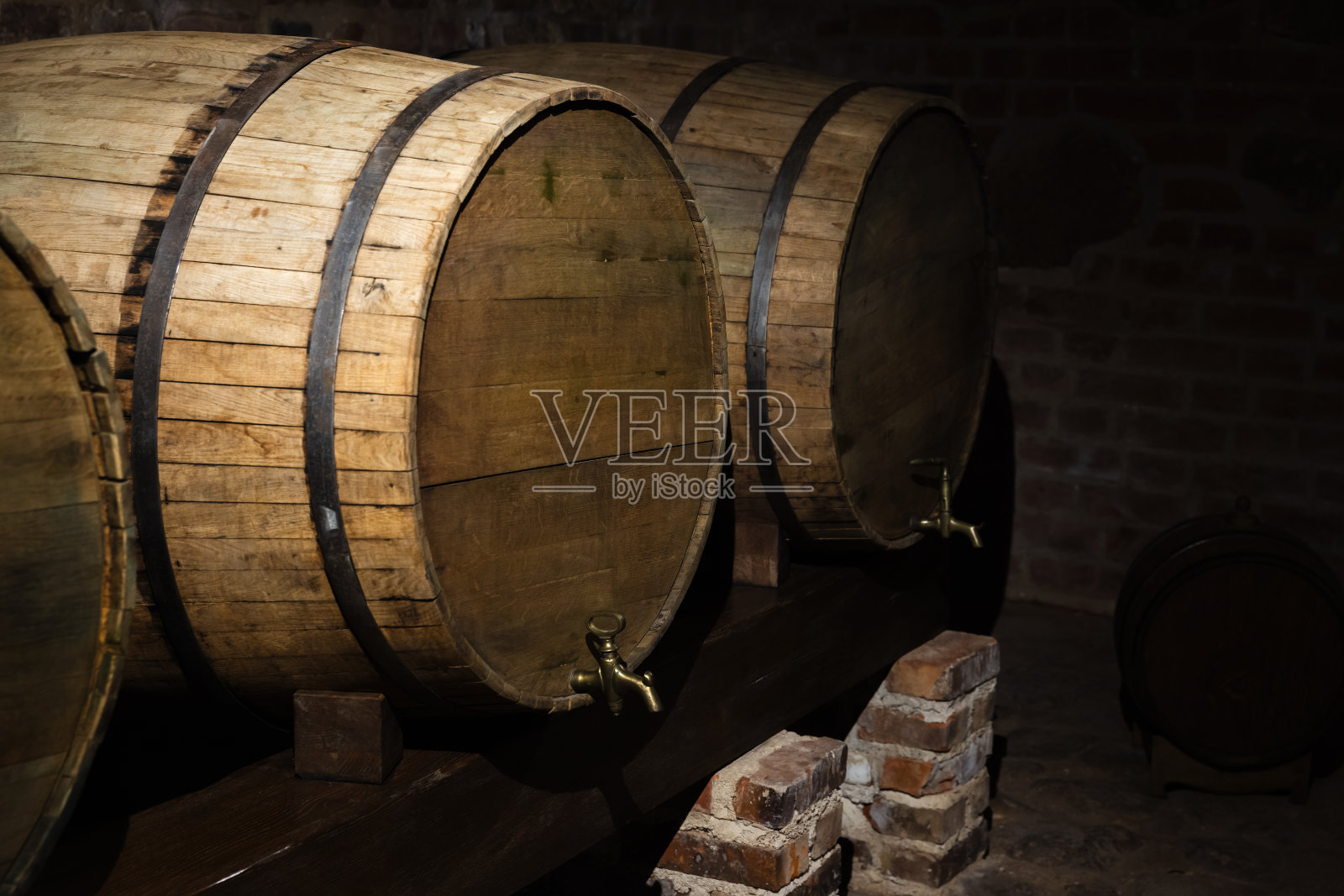 酒窖里摆放着橡木桶照片摄影图片