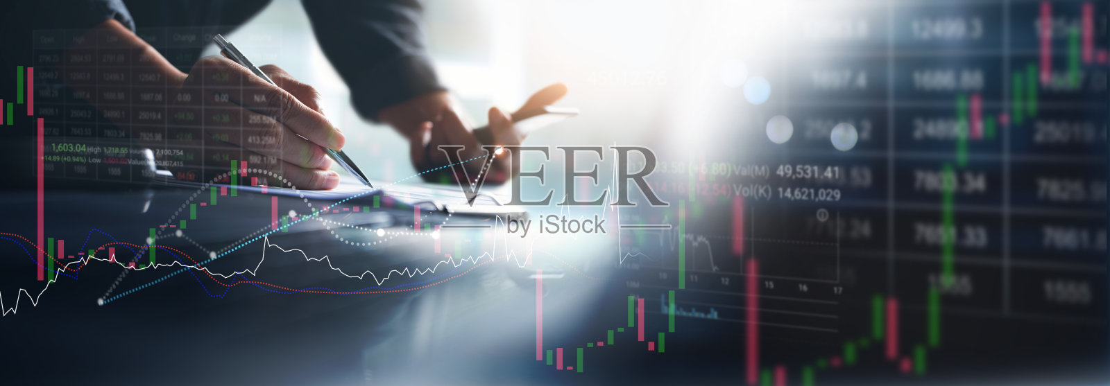 股票市场数据分析，商业，金融和投资概念。商人、经纪人在笔记本电脑上分析股票市场交易、外汇图表、财务报告和市场总结报告照片摄影图片