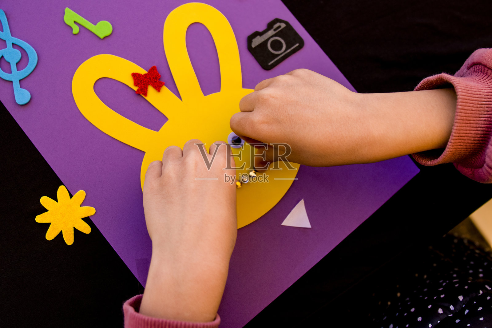 小女孩正在制作复活节贺卡照片摄影图片