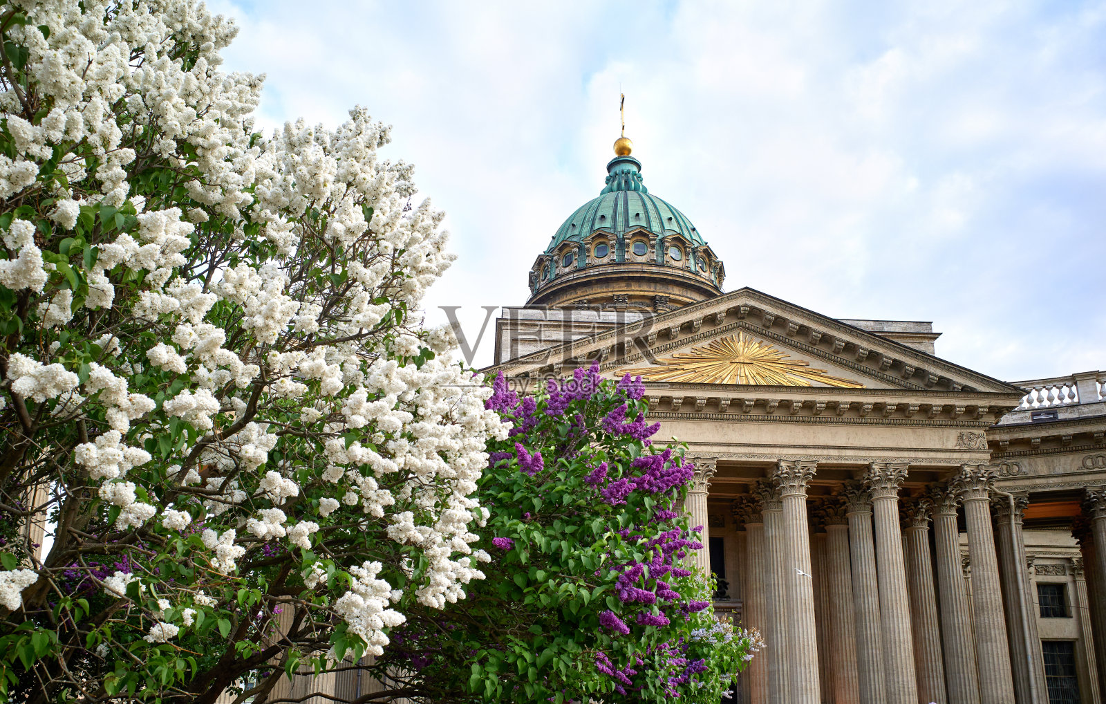 喀山大教堂上蓝色多云的天空，圣彼得堡照片摄影图片