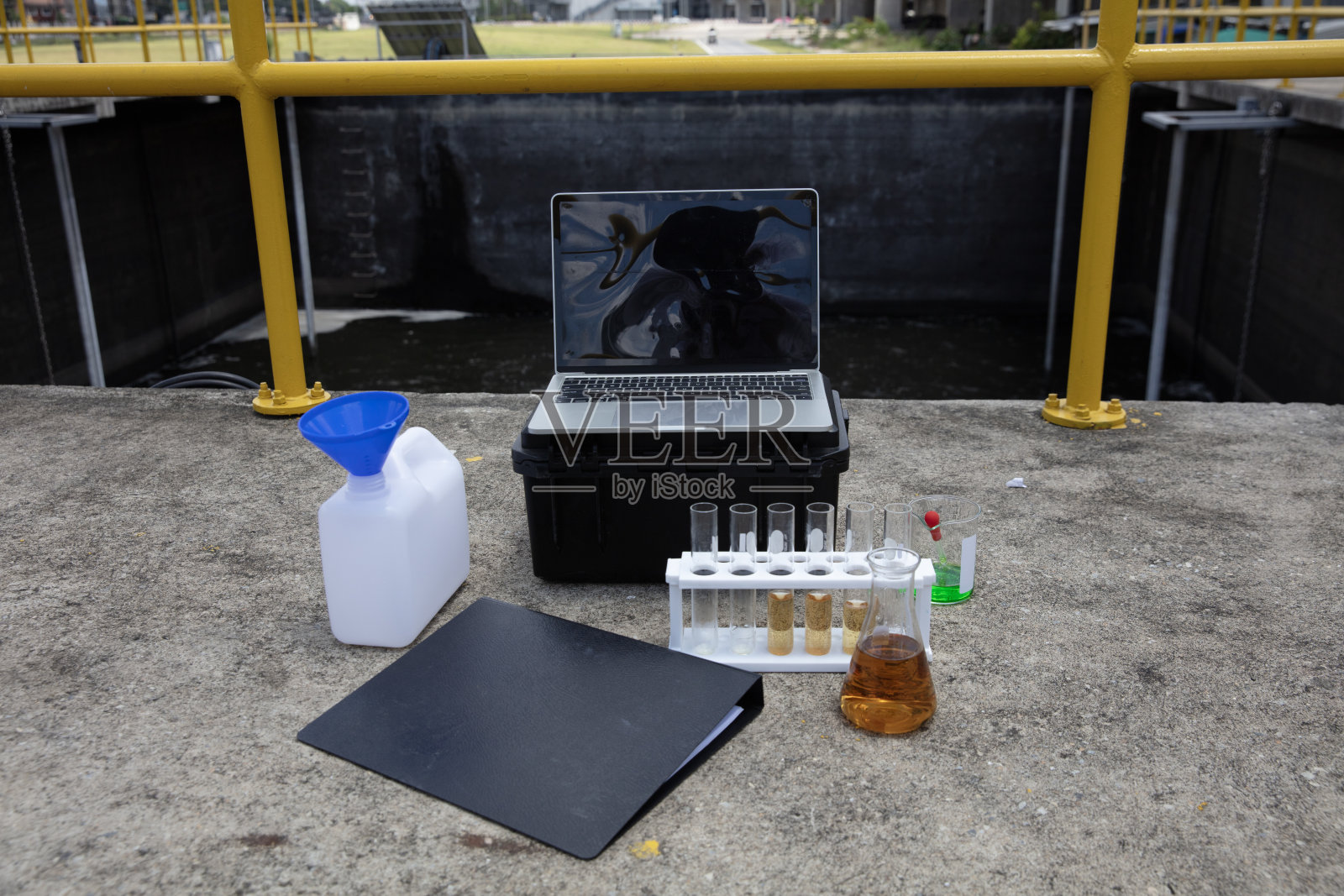 户外环境移动实验室检测，水处理实验室检测，科学检测理念，科学家在污水处理系统进行水质试验。照片摄影图片