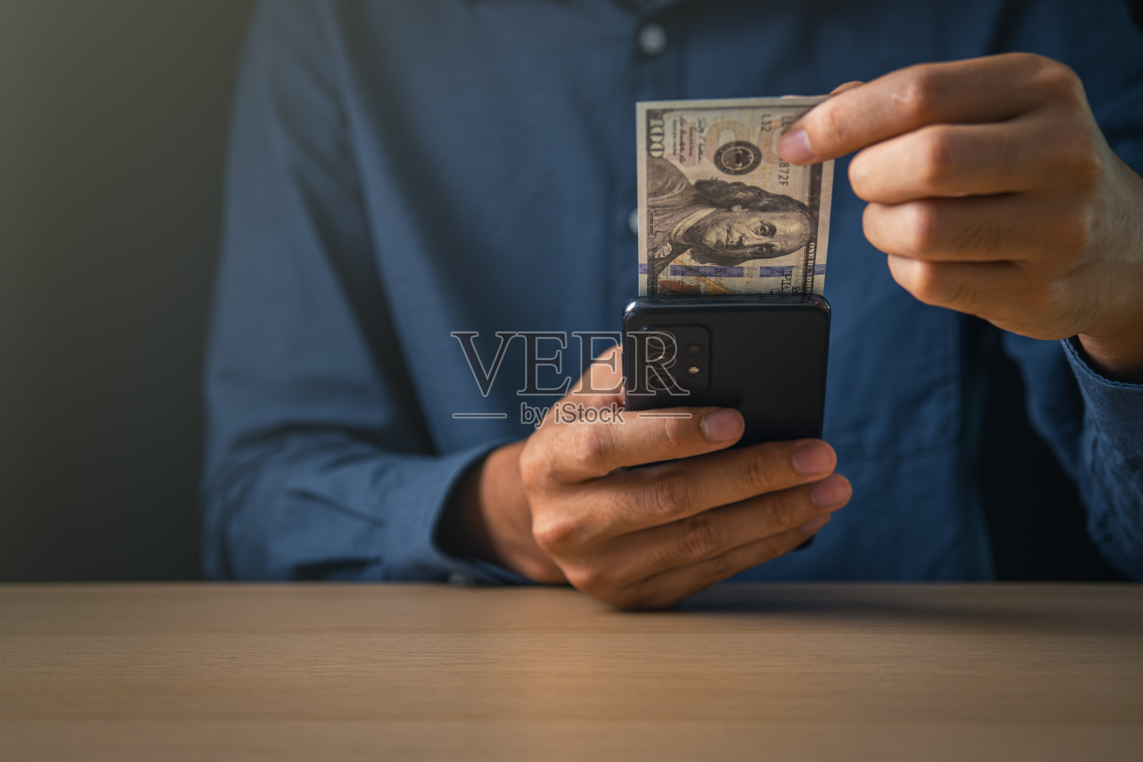 全球经济和汇率的货币股票市场。商人拿着钞票，用电话为美元指数的概念。照片摄影图片