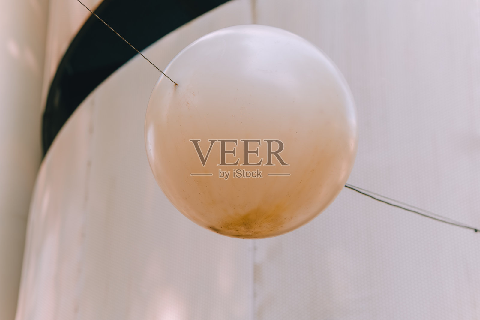 现代建筑前的抽象球体照片摄影图片