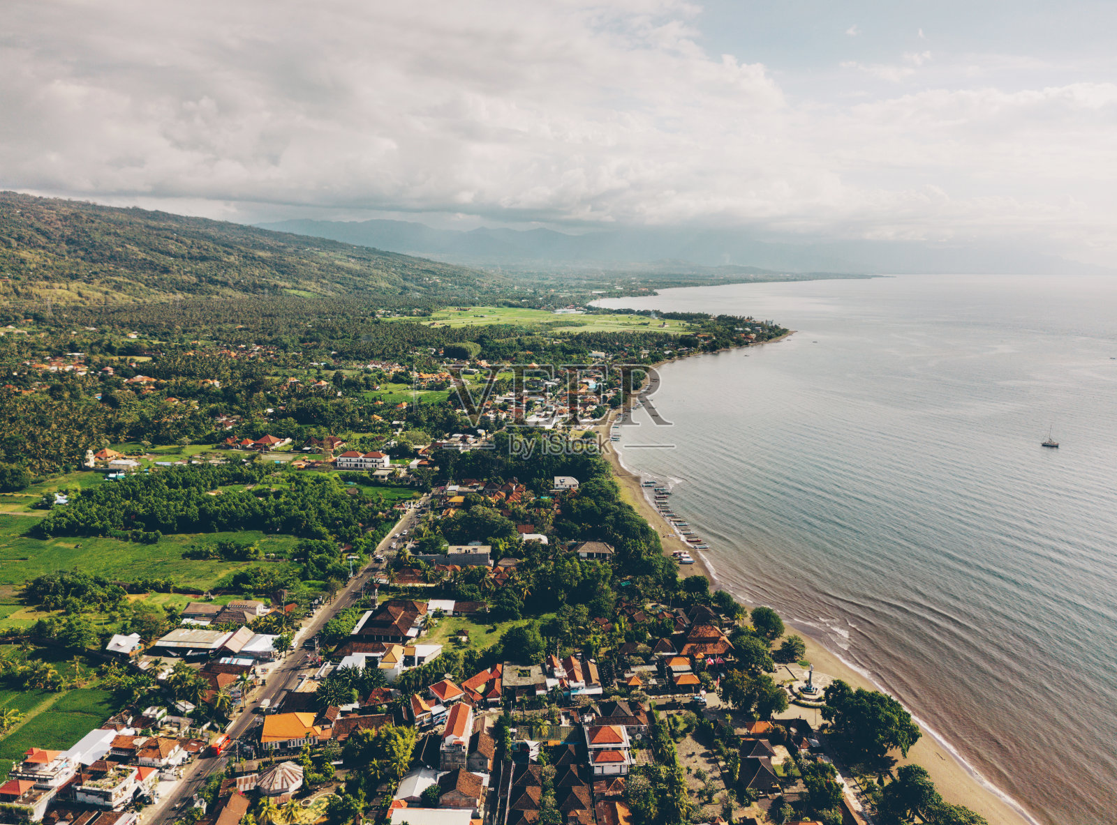 一个靠近海洋的热带小镇照片摄影图片