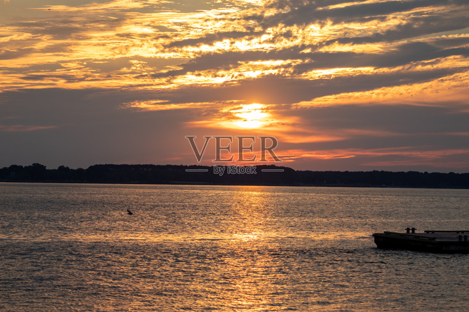 水面上炽热的日出照片摄影图片