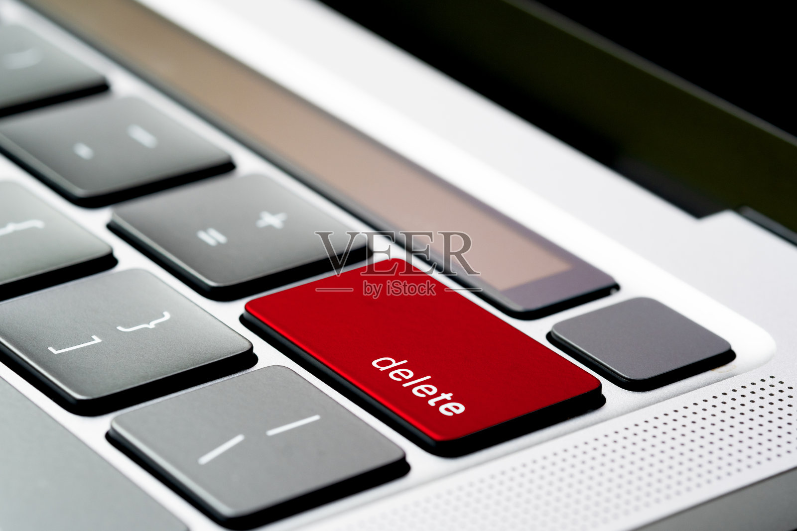 键盘计算机红色按钮用于删除键盘上的数据。照片摄影图片