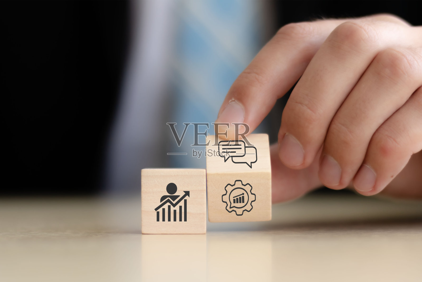 反馈和辅导，绩效管理理念。为员工提供建设性的批评和指导，帮助提高技能，提高生产力和敬业度，改善工作表现照片摄影图片