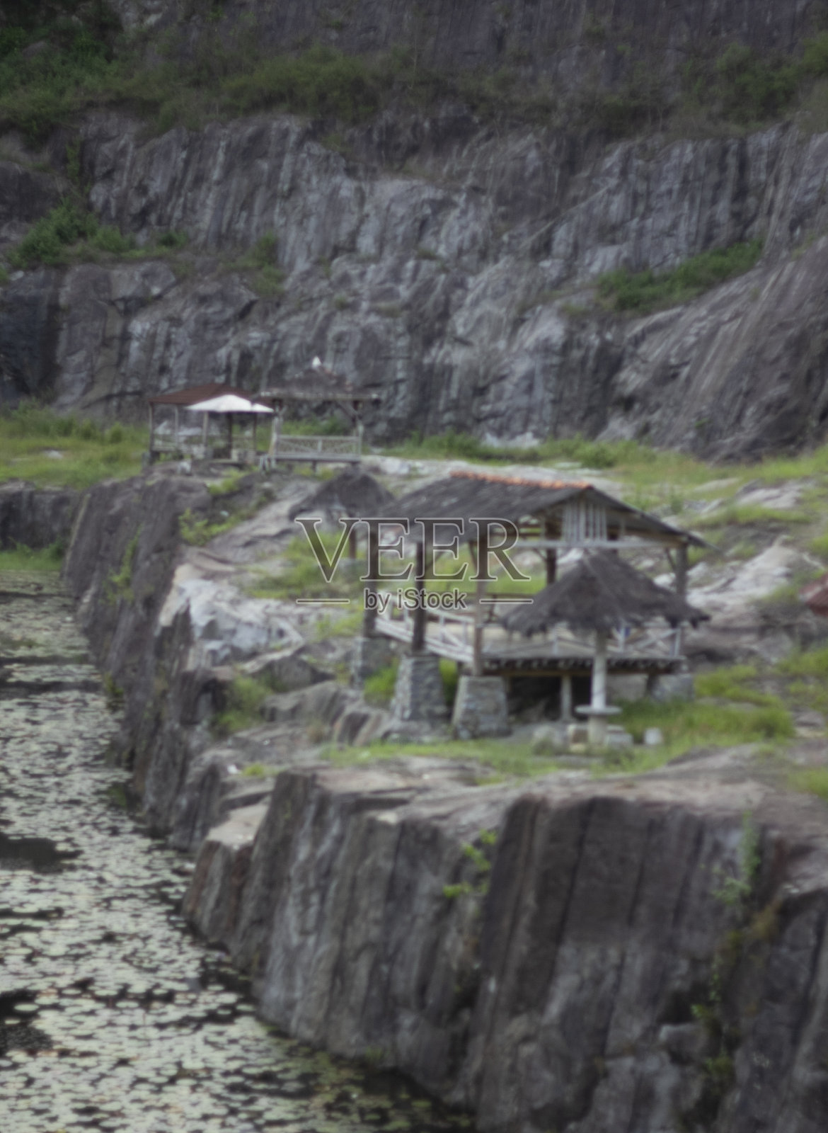 岩石上小屋的肖像照片摄影图片