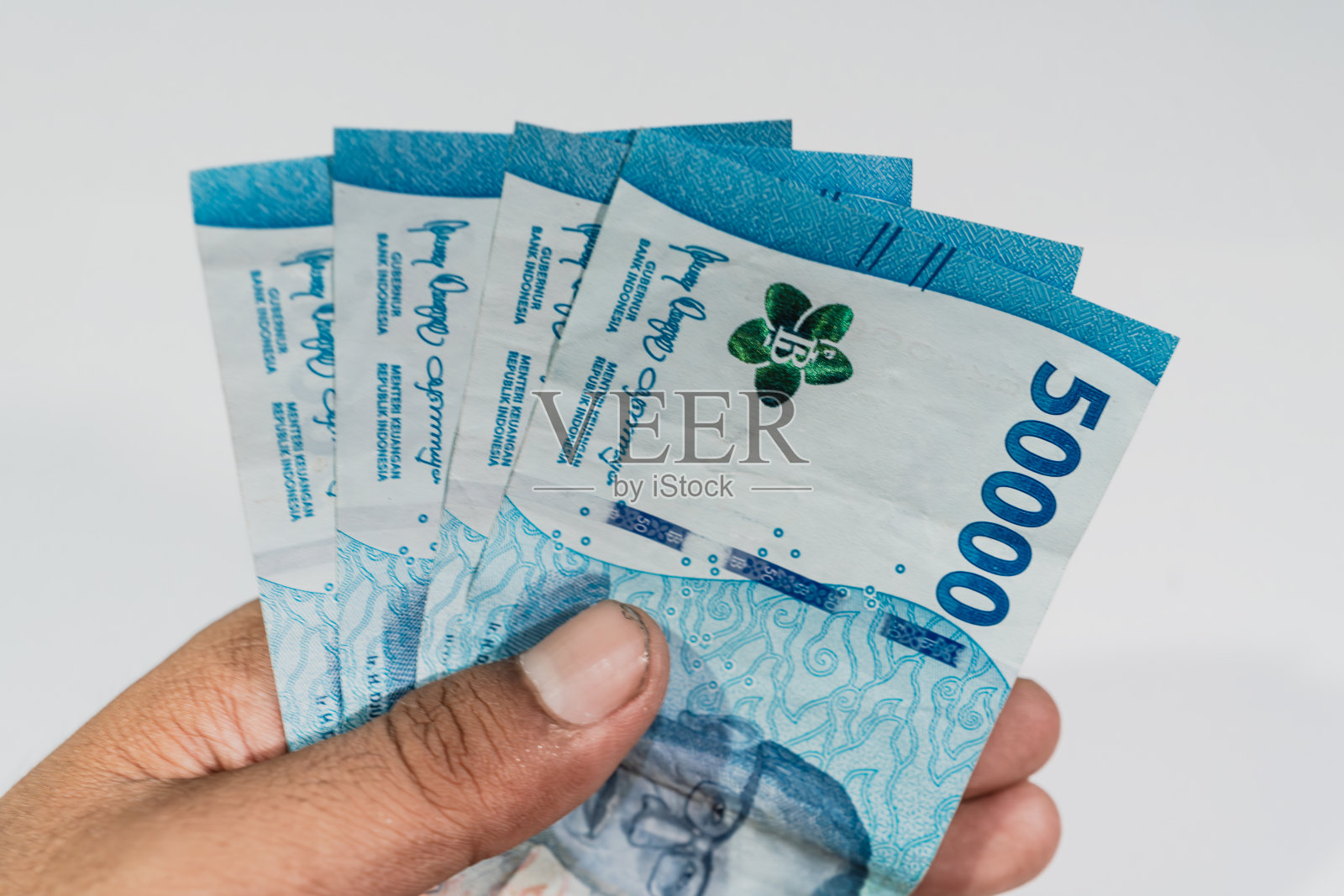 手里拿着5万卢比钞票。照片摄影图片