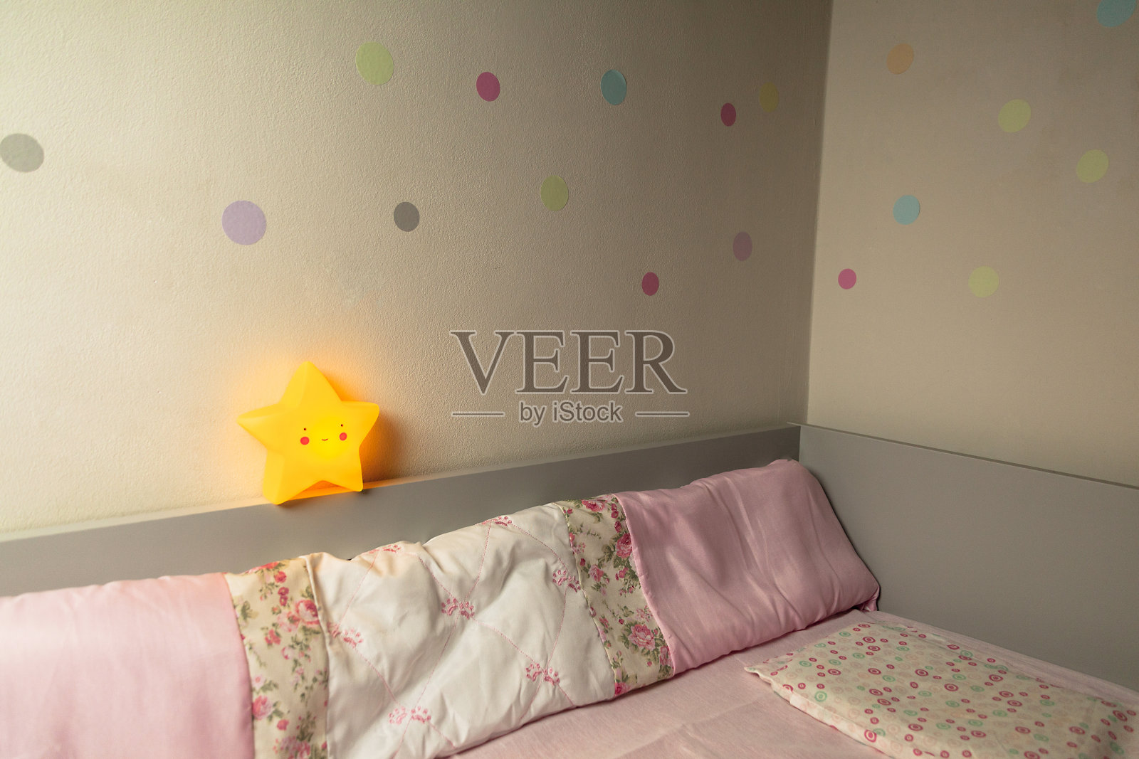 带星星灯的婴儿床。照片摄影图片