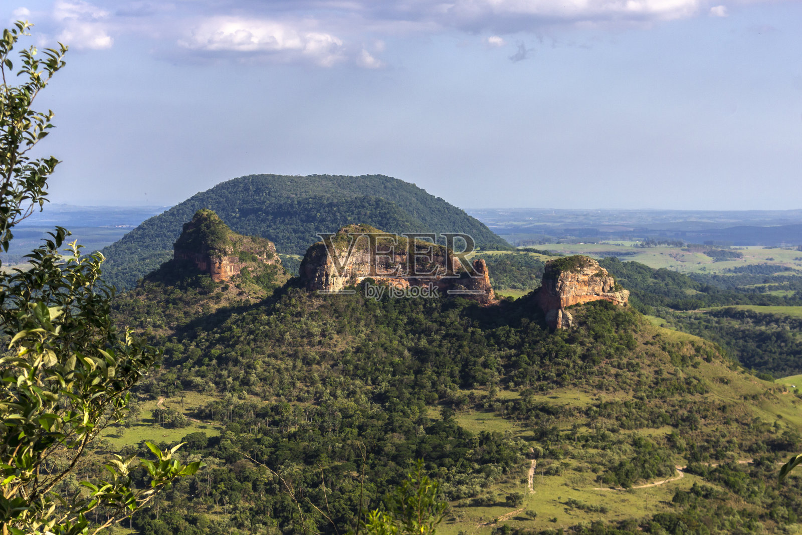 图为位于巴西<s:1>圣保罗内陆，波罗奎斯塔旅游区Bofete市农村地区，名为Três Pedras的一组见证山照片摄影图片