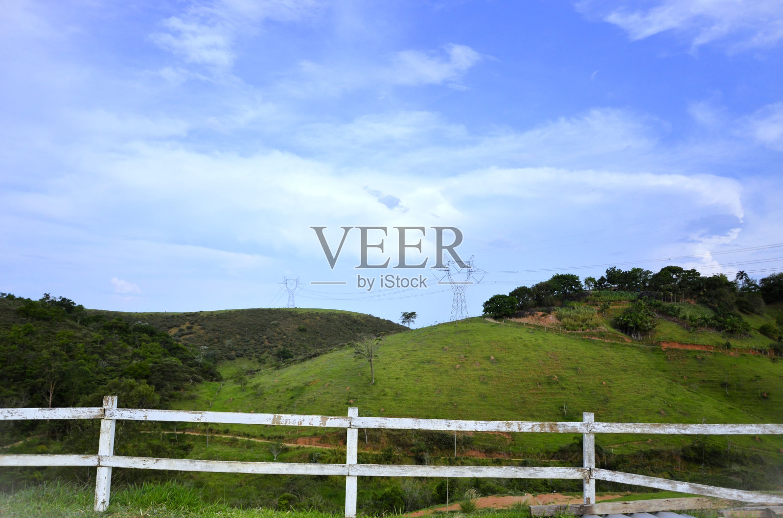 在乡村的山顶上有一座电网塔照片摄影图片