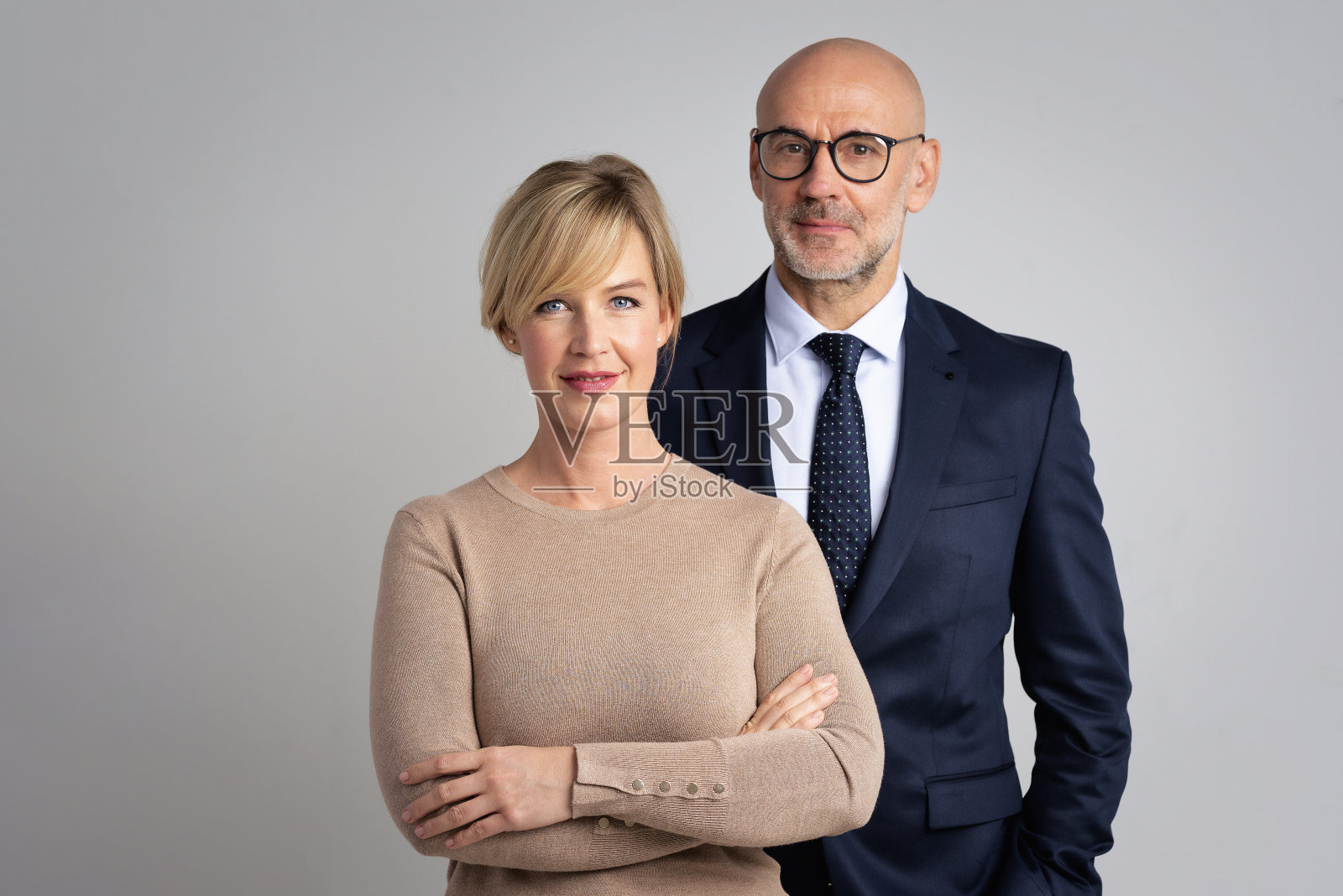 一群商人站在孤立的背景下照片摄影图片