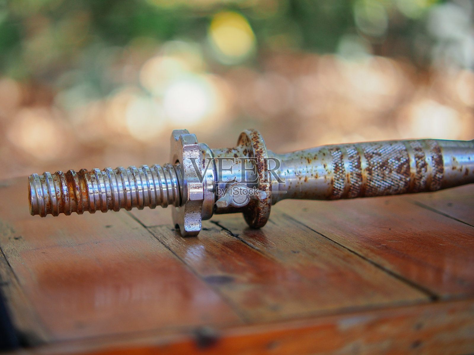 生锈的哑铃杆照片摄影图片