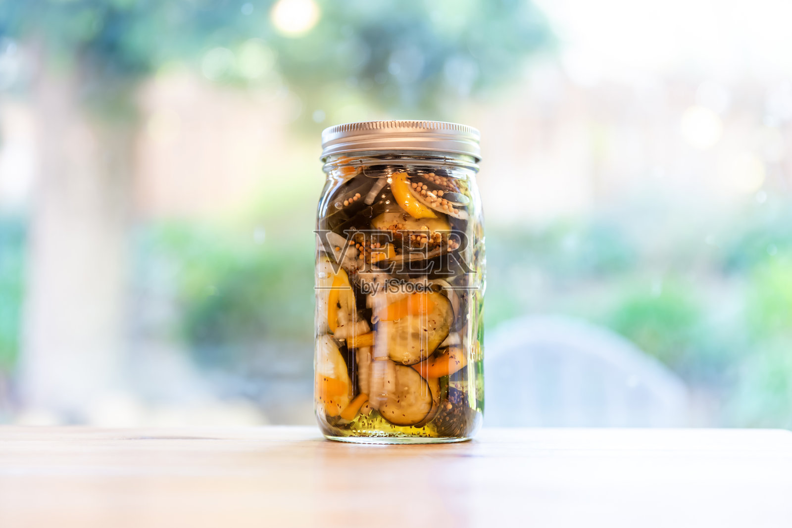 泡菜配胡萝卜和洋葱照片摄影图片