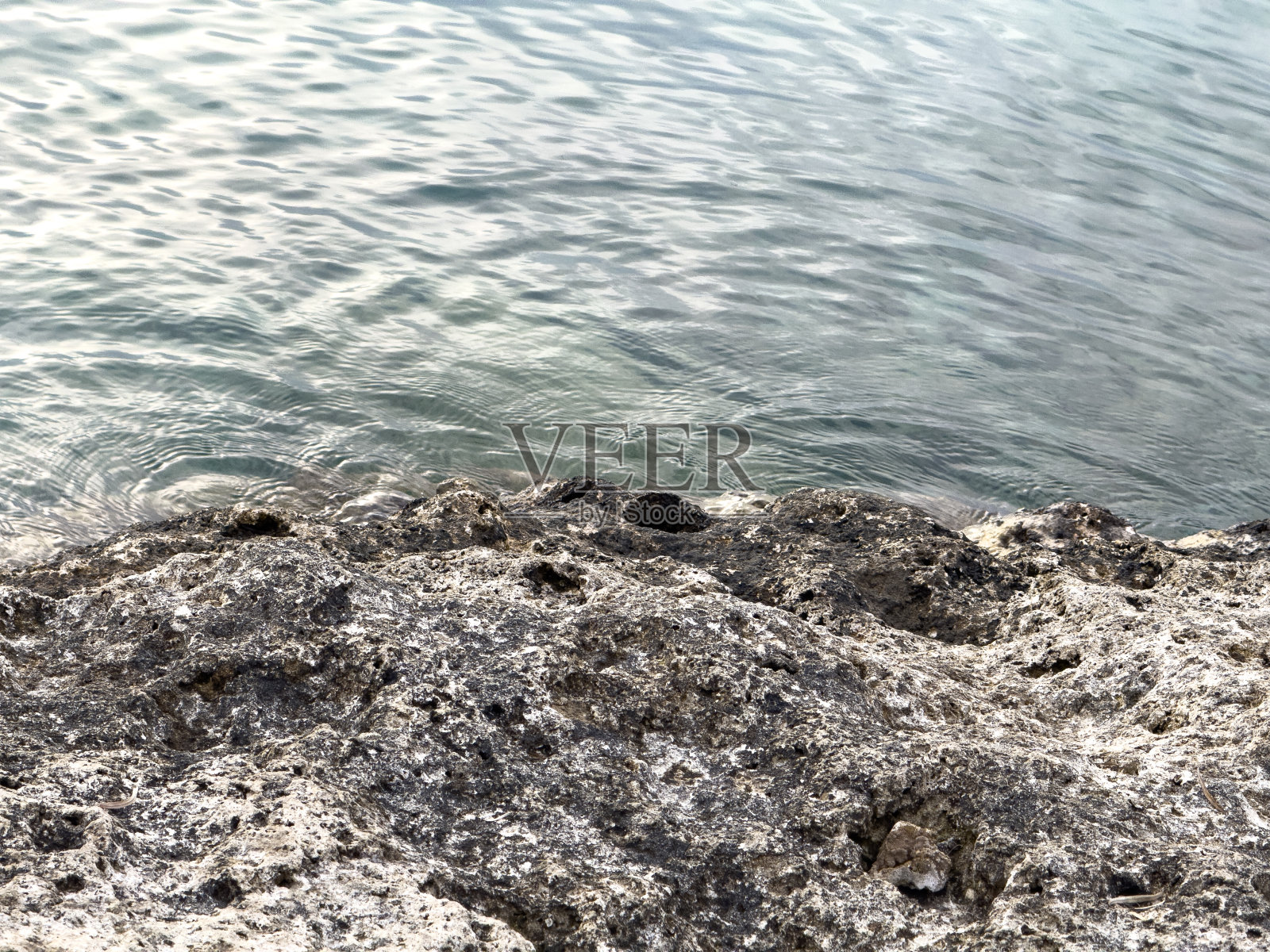 太阳告别了，把湖面涂上了鲜艳的色彩照片摄影图片