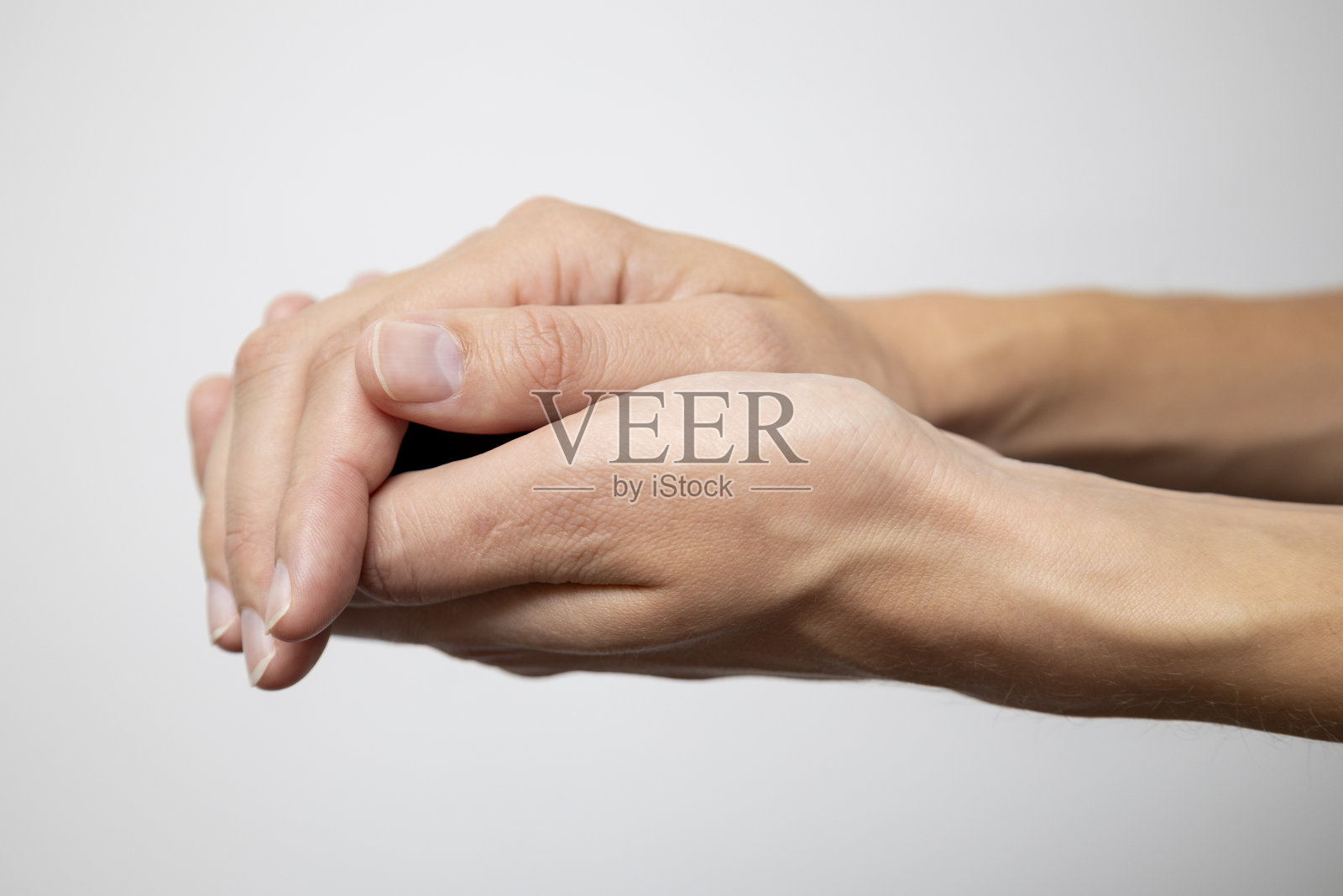 一名男子在纯白的背景上洗手。照片摄影图片