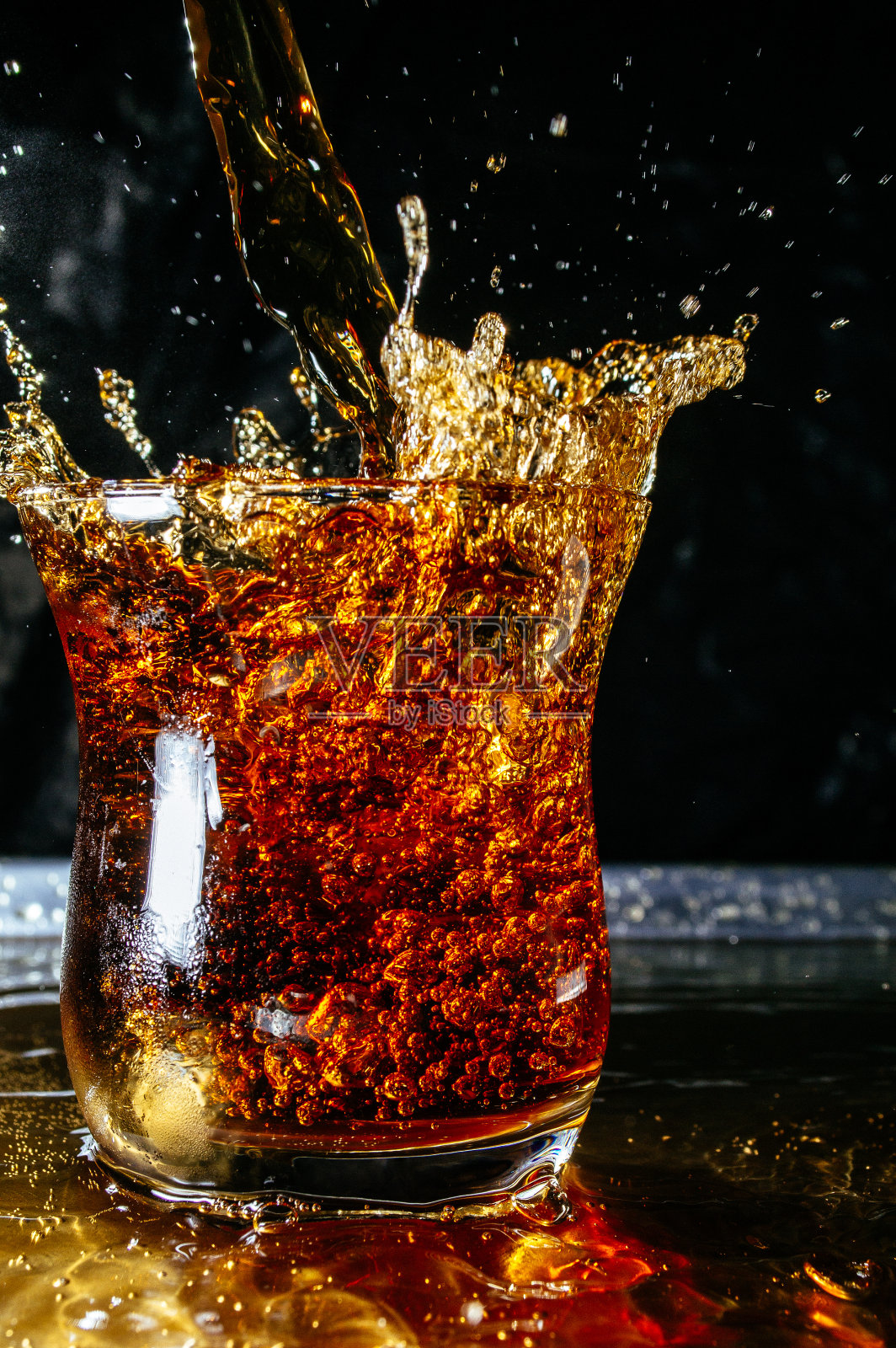 黑色苏打水溅起照片摄影图片