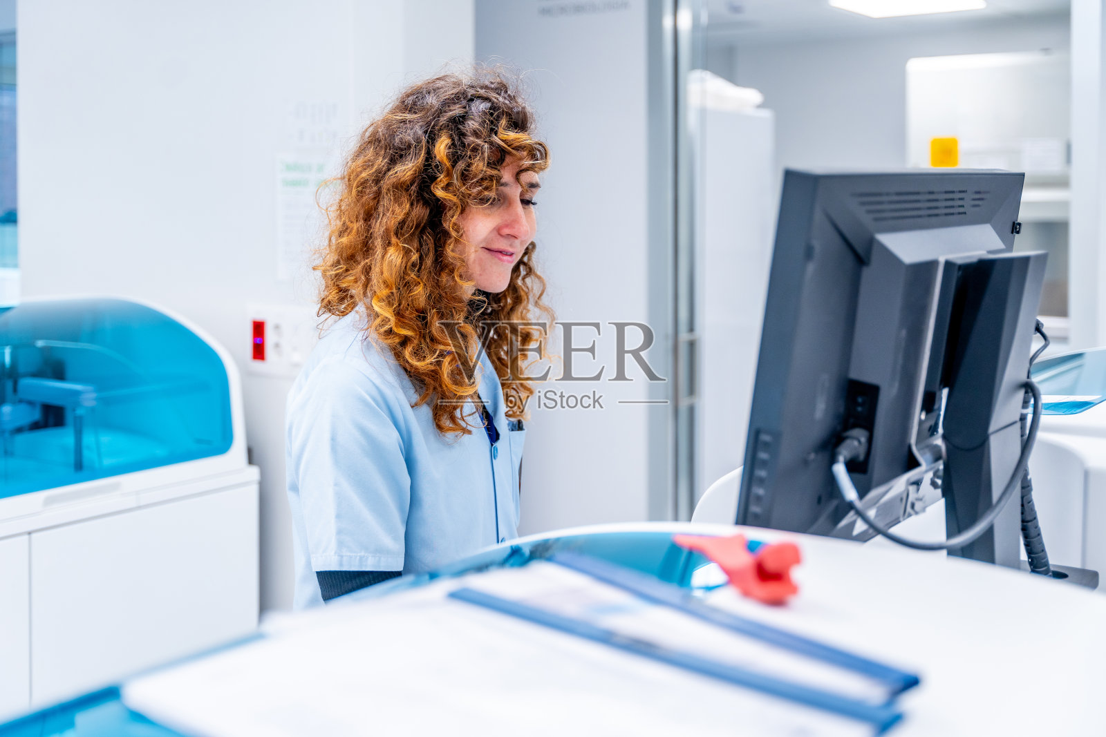 在现代研究实验室工作的女医生照片摄影图片