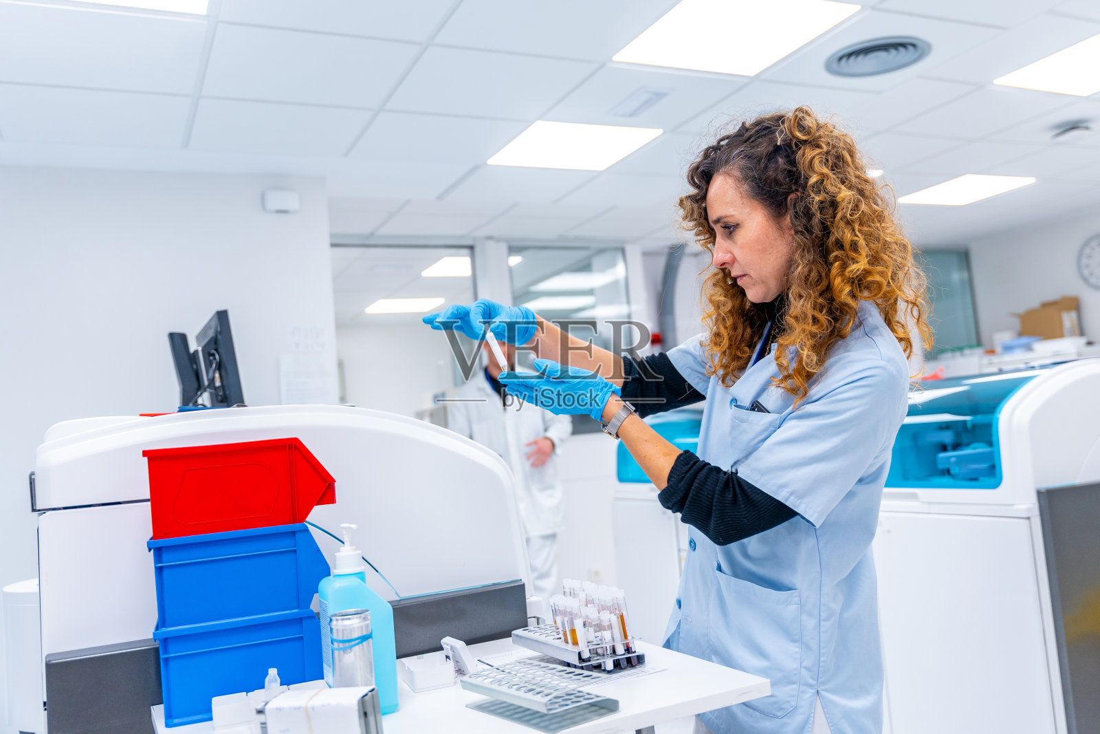 一位女医生在现代实验室里处理样品照片摄影图片