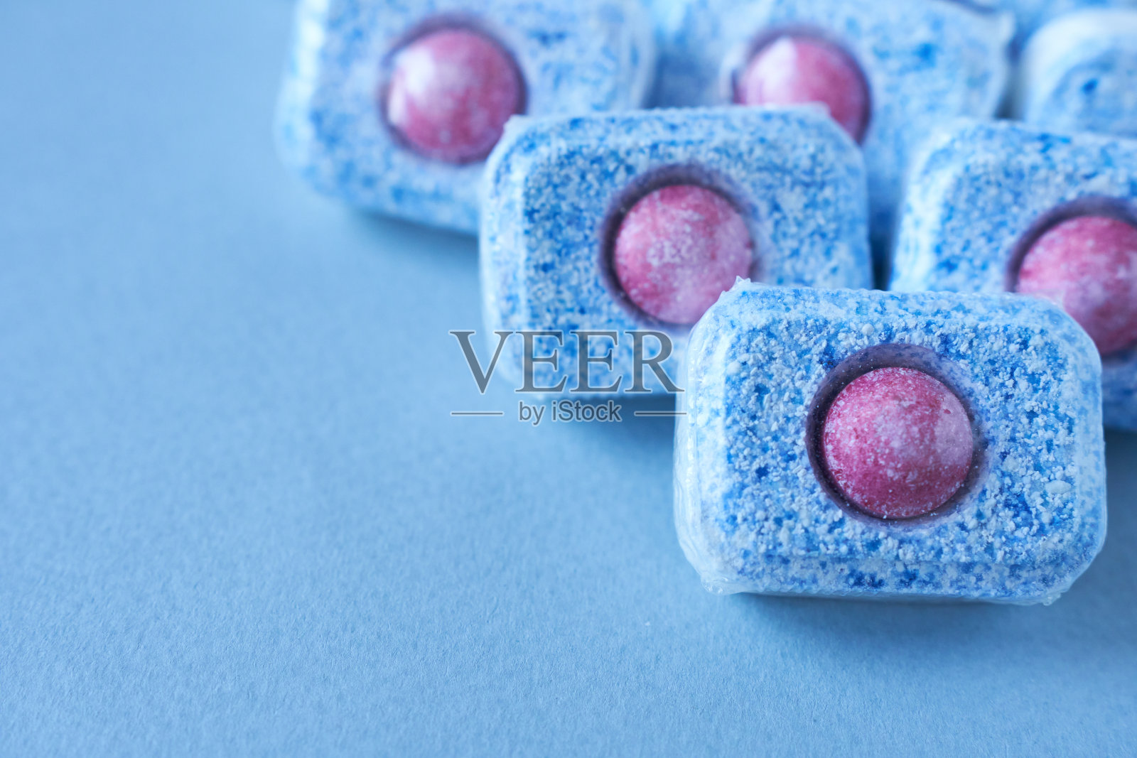 蓝色背景的洗碗机平板电脑。副本的空间。照片摄影图片