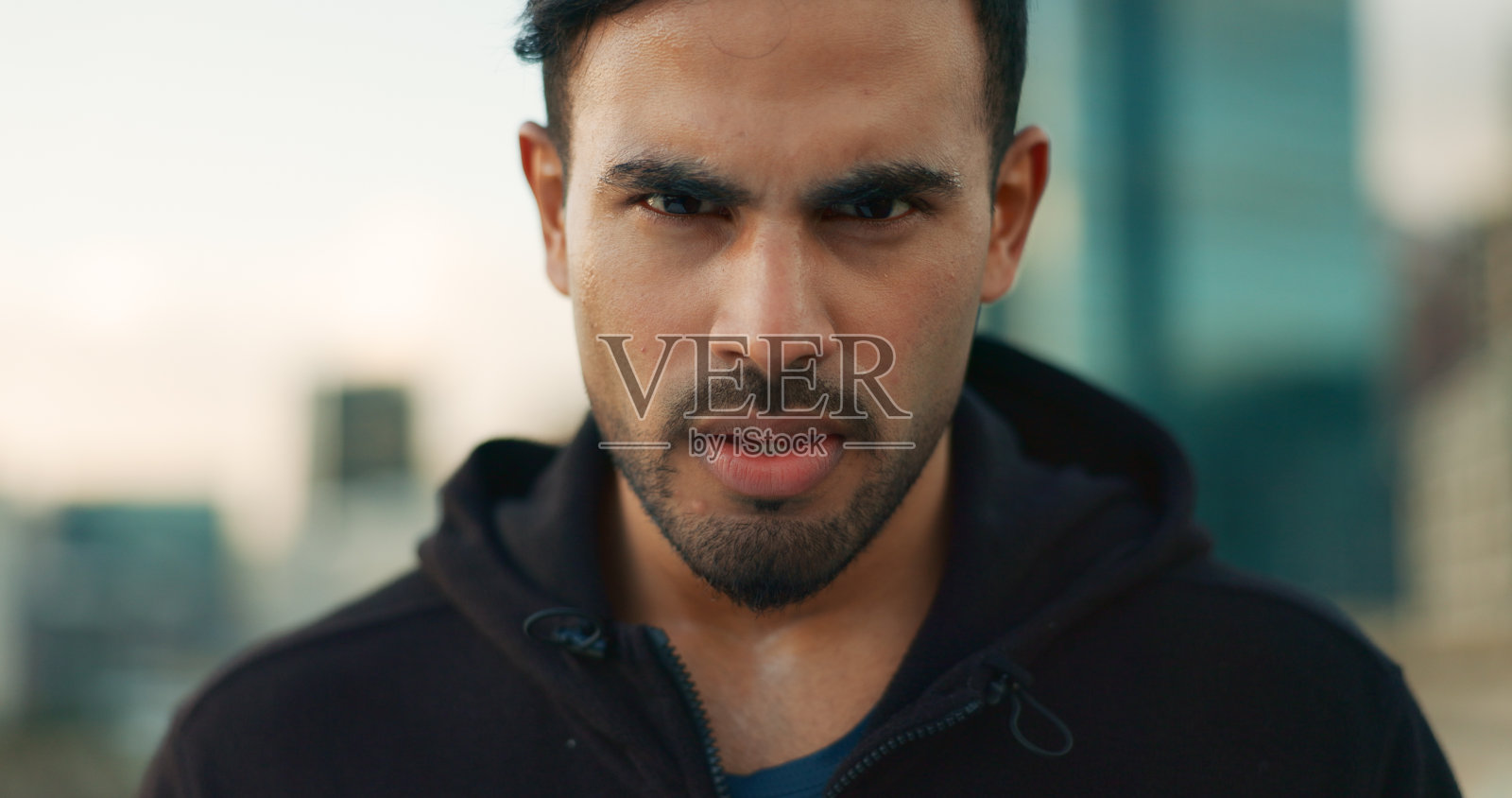 健身，城市肖像和男人认真，决心和准备户外有氧运动，锻炼承诺或运动。面对，街头和城市运动员，跑步者或马拉松训练挑战的人照片摄影图片