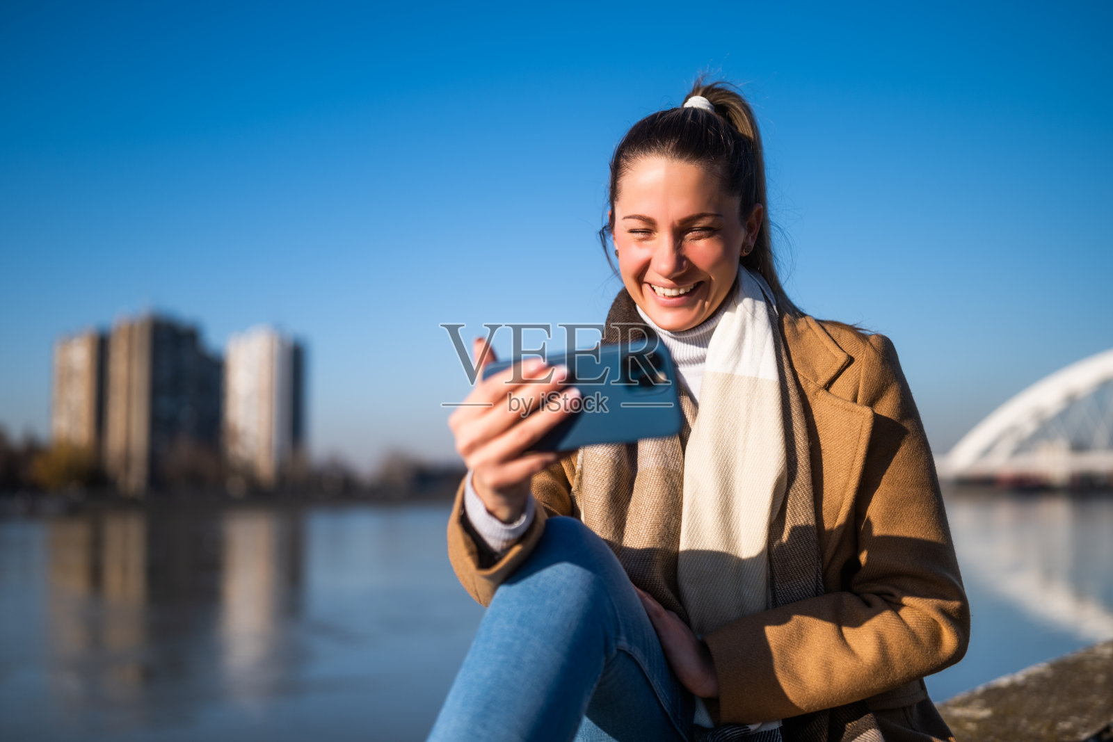 一名女子在户外用手机自拍照片摄影图片