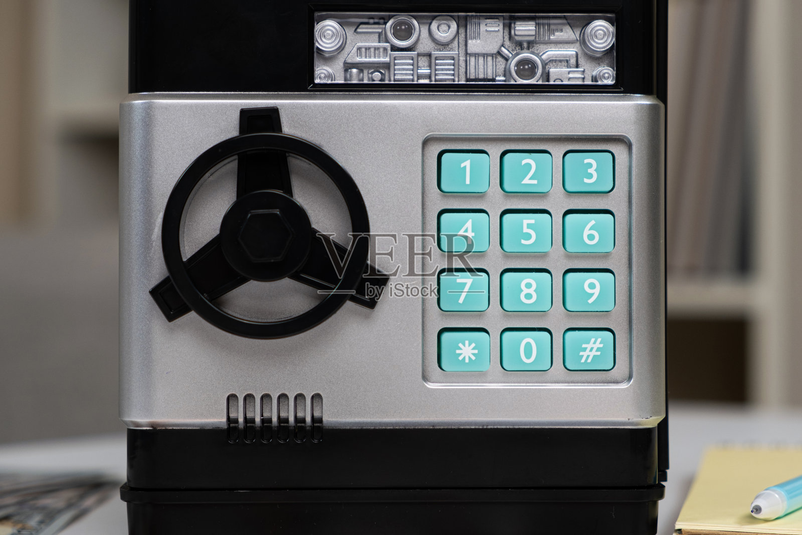 玩具安全存钱罐的钱，硬币和纸币的孩子照片摄影图片