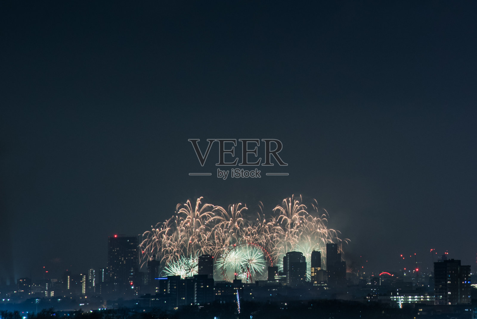 伦敦市的烟花。照片摄影图片