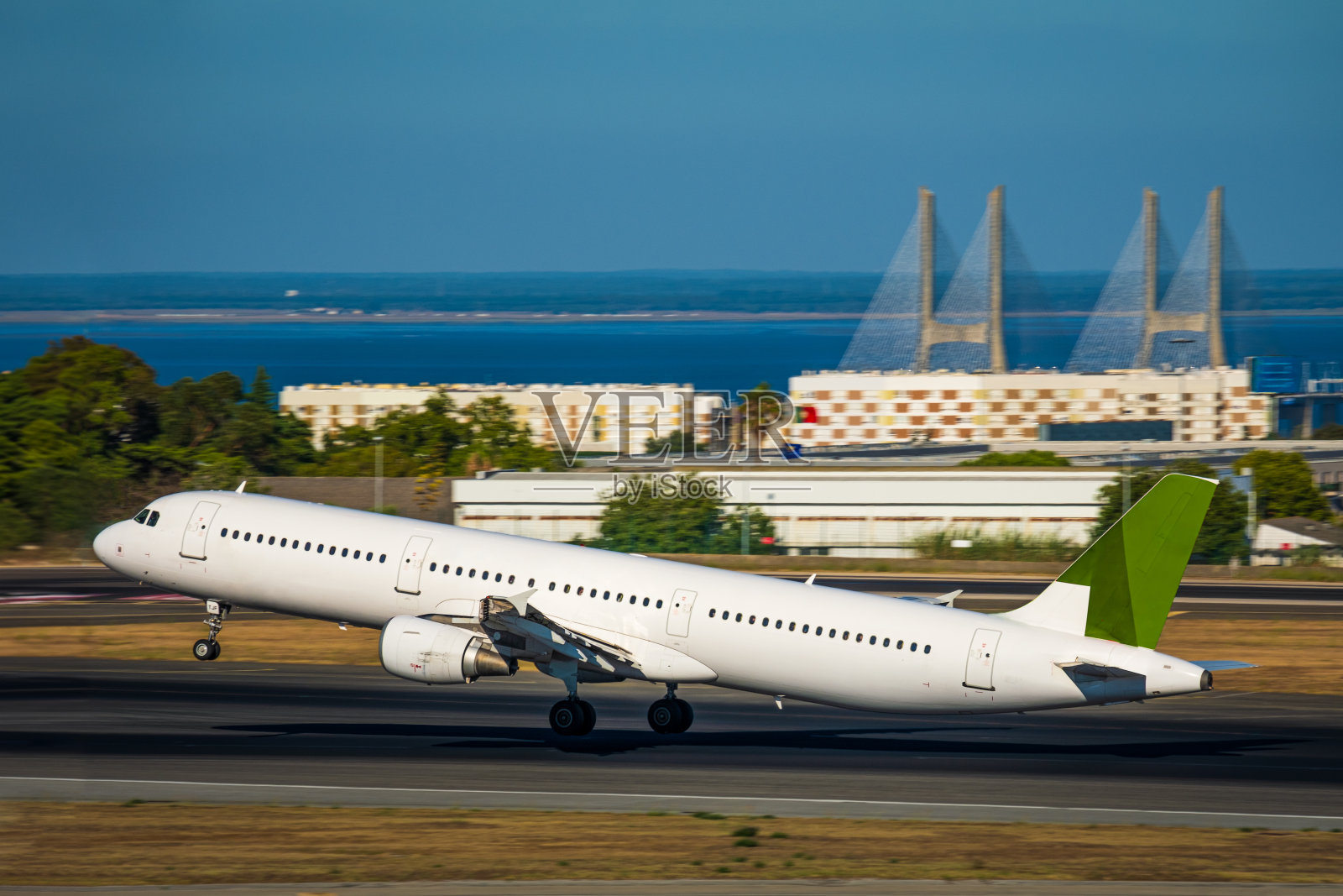 晴天，飞机在里斯本机场跑道上起降照片摄影图片