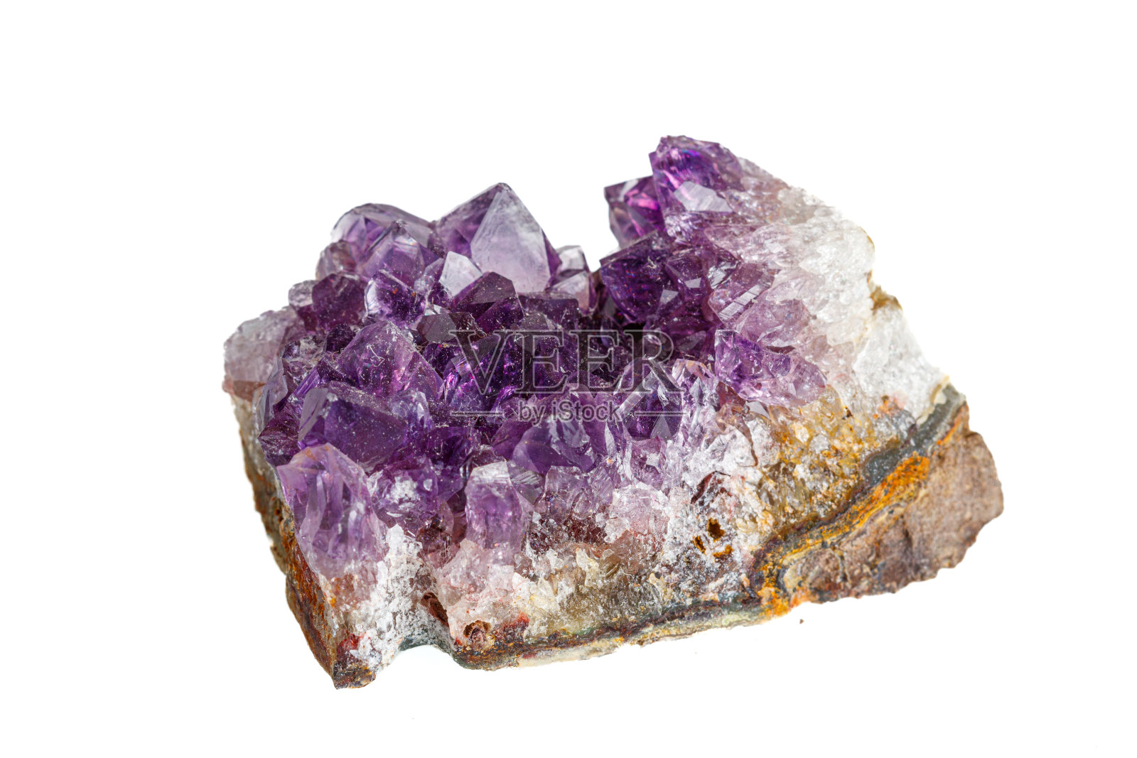 紫水晶矿物在白色背景上的宏观照片摄影图片