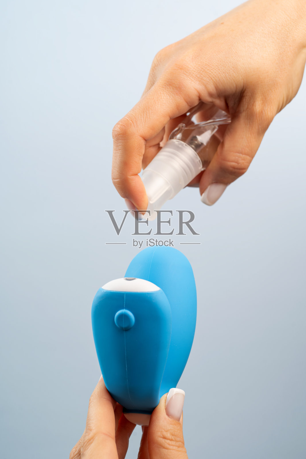 女性凯格尔训练器，亲密肌肉装置和凝胶，女性健康长寿照片摄影图片