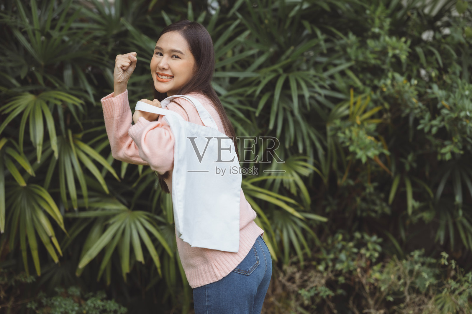 美女手持白布袋有助于减少全球变暖。照片摄影图片