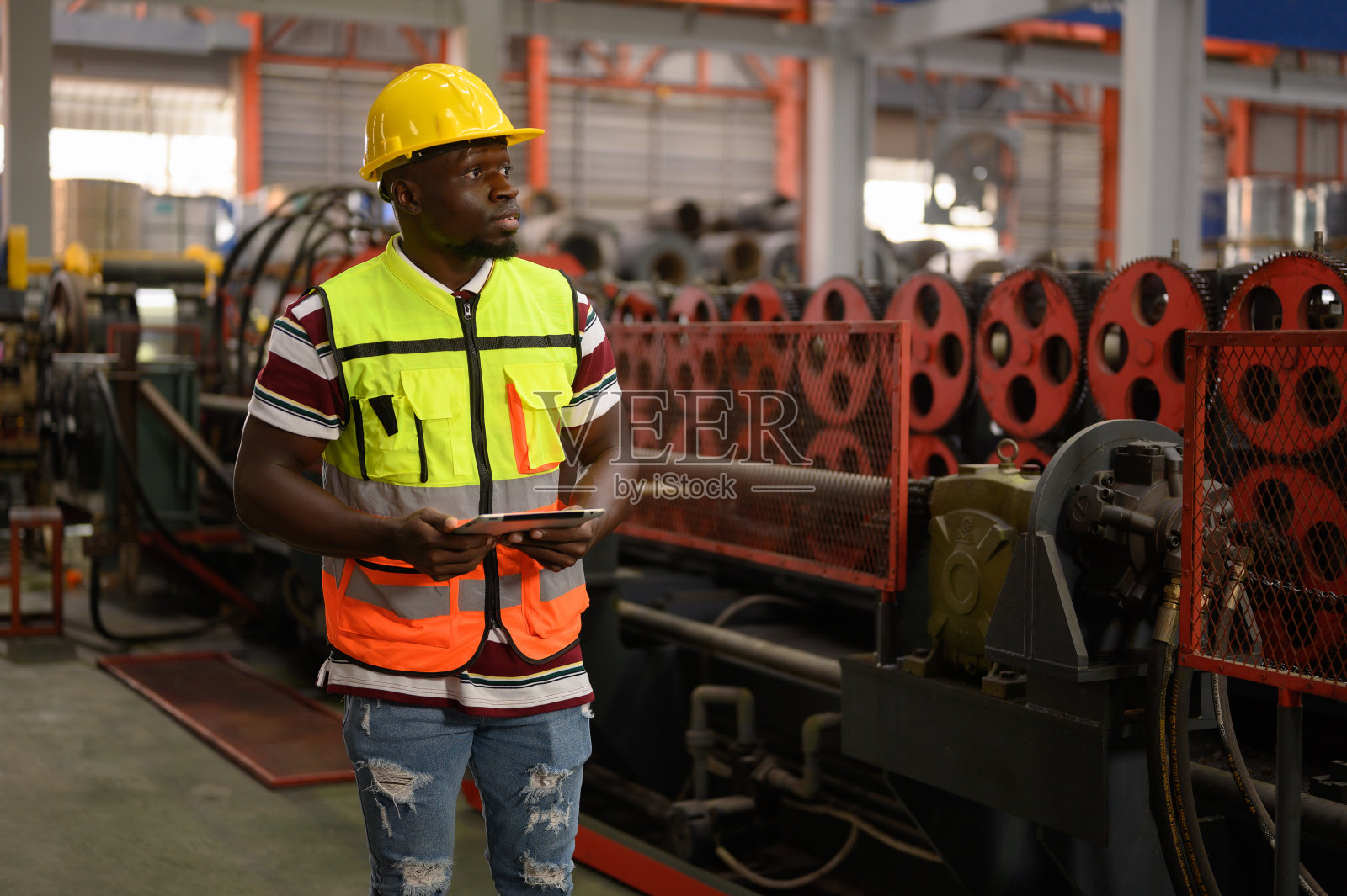 工程师在钢铁角色材料仓库检查和检查车间聪明的产业工人操作女维修工程师与钣金在工厂照片摄影图片