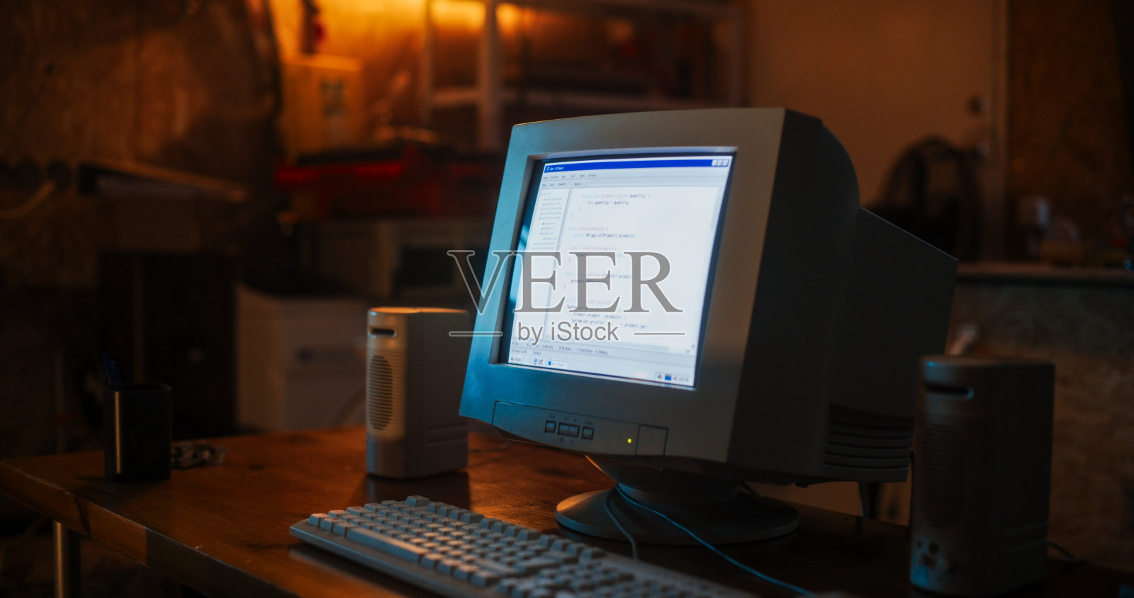 在复古车库的软件开发人员的办公桌上的旧台式电脑的特写镜头。日期PC已打开操作系统终端，屏幕上提示运行，代码运行成功。照片摄影图片