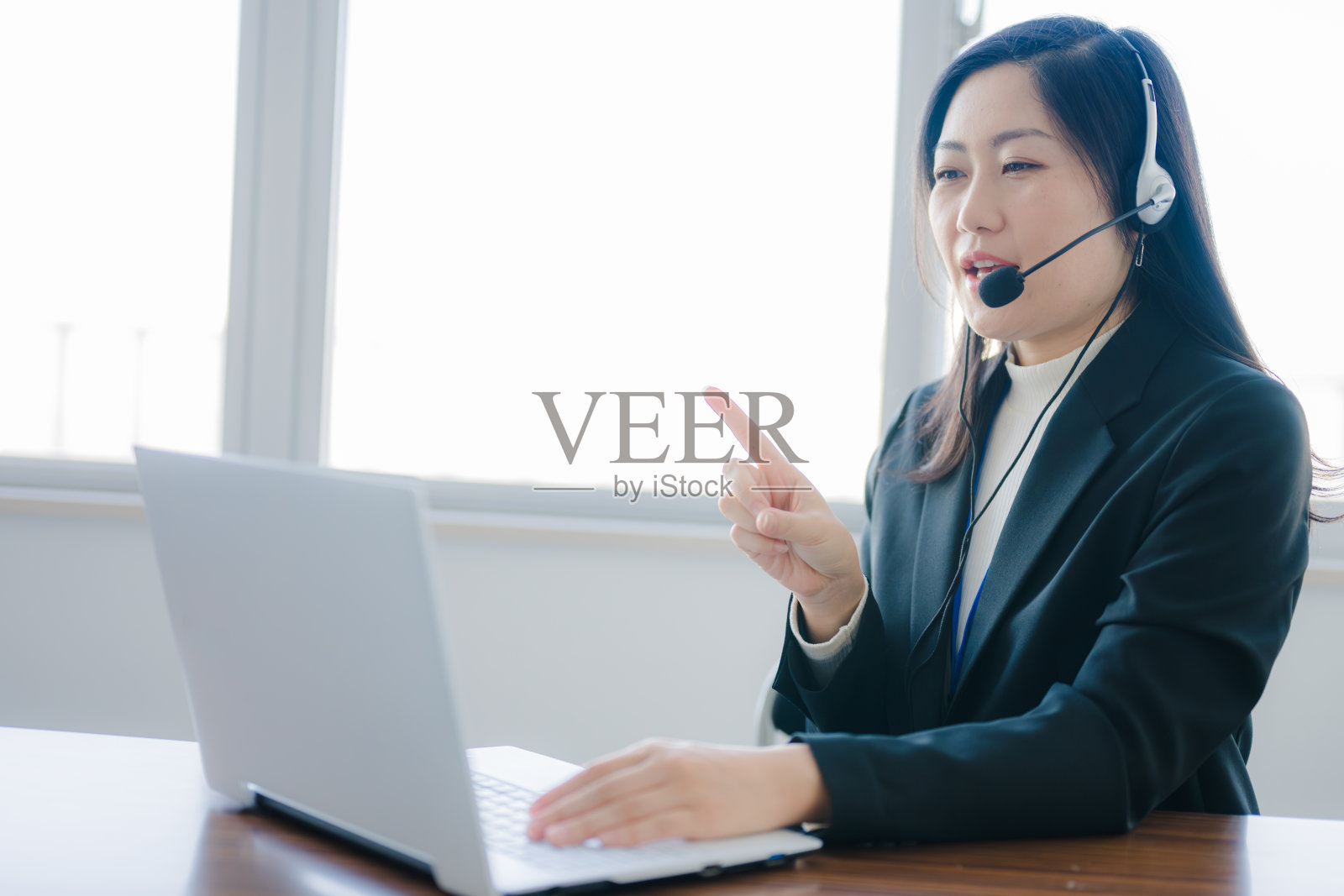 女人微笑劝告照片摄影图片