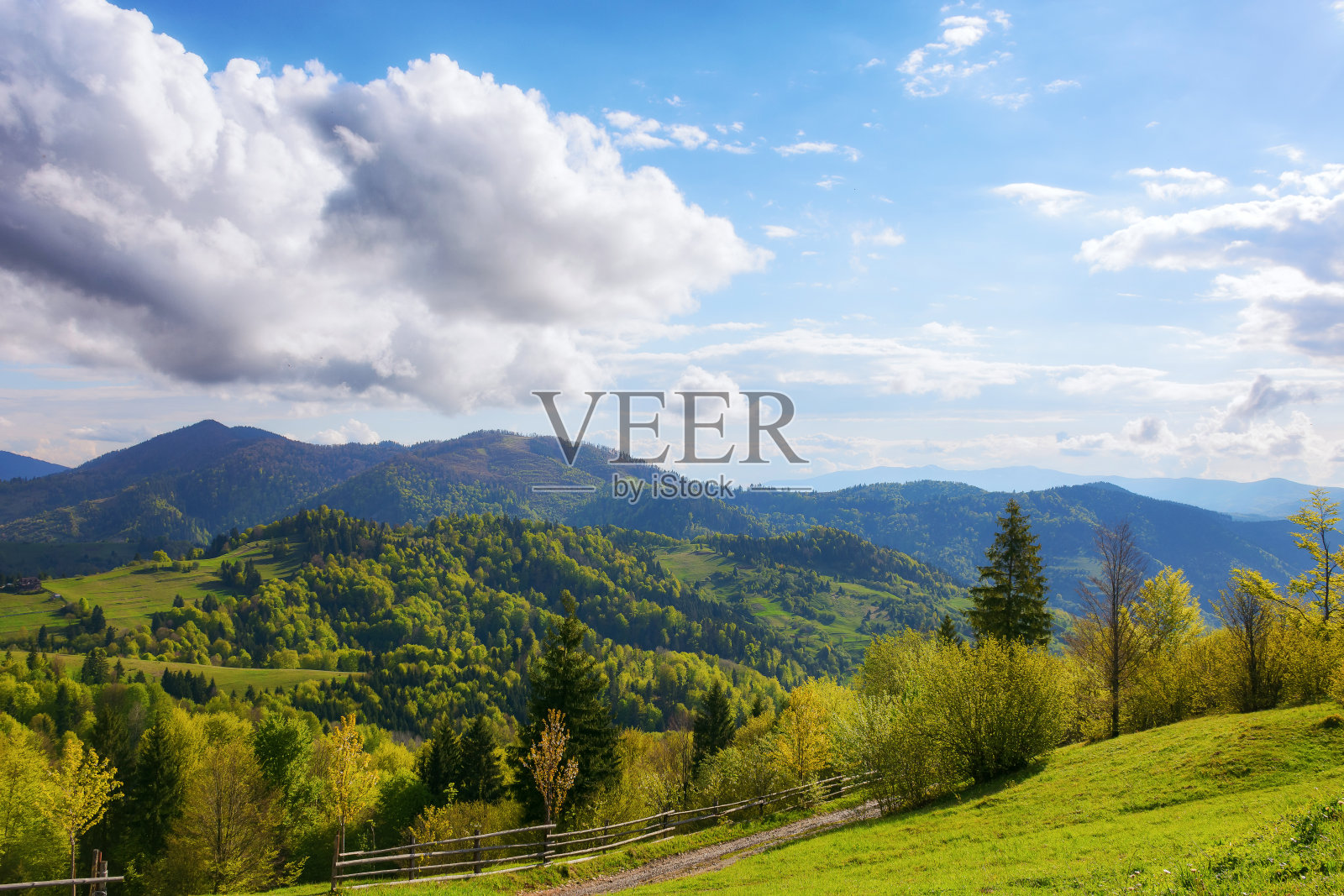 傍晚时分喀尔巴阡山脉令人惊叹的乡村景观照片摄影图片