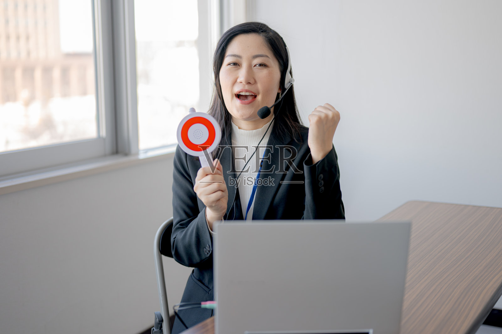 圆圈和女人照片摄影图片