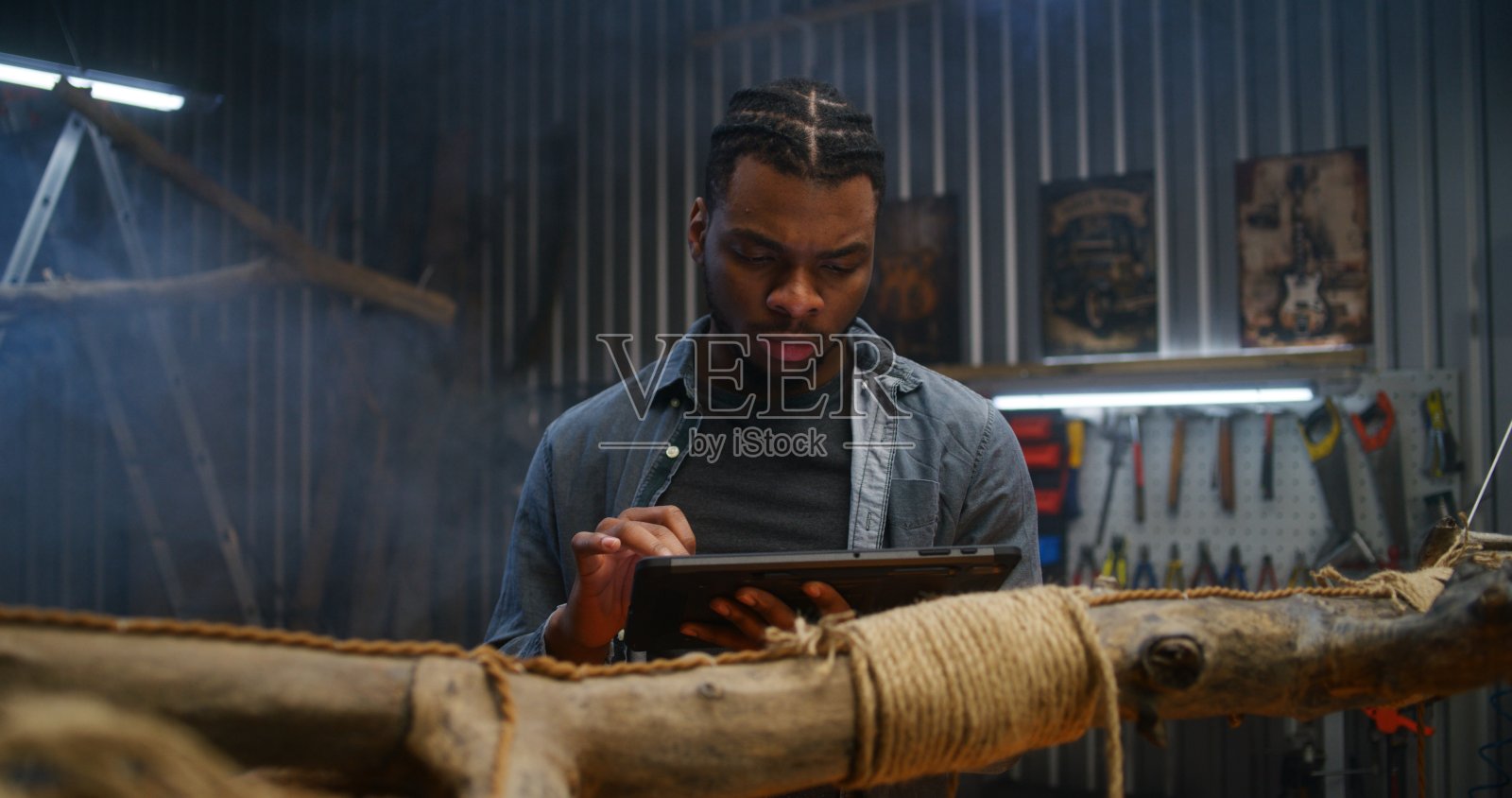 非裔美国工匠使用数码平板电脑照片摄影图片