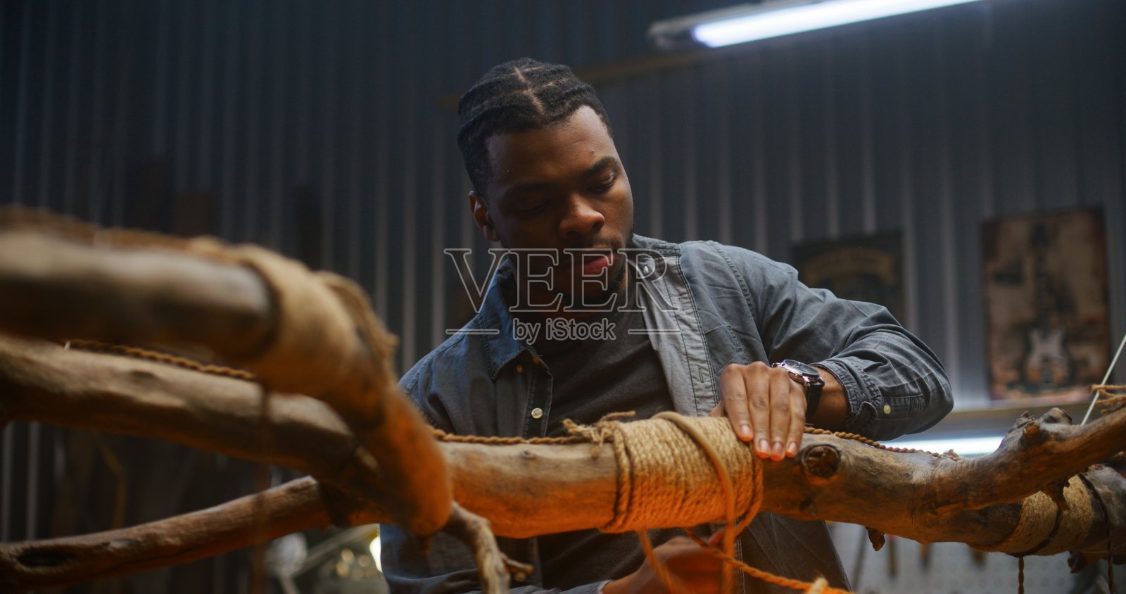 非裔美国设计师在车间用绳子系树枝照片摄影图片