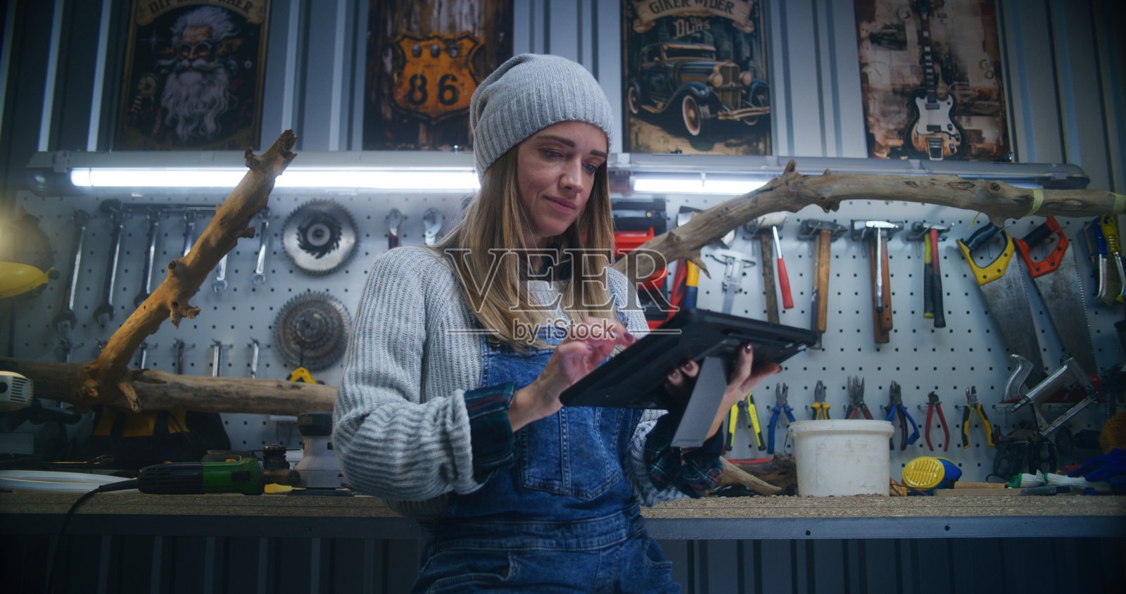 女木匠、女工匠使用平板电脑照片摄影图片