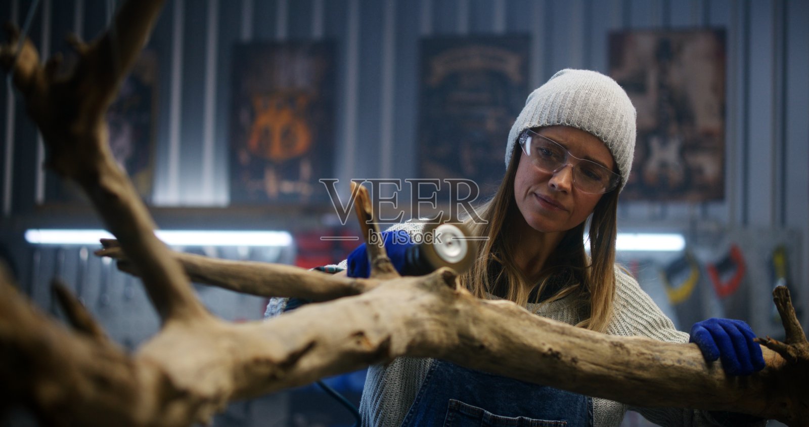 女工匠用磨床磨树枝照片摄影图片