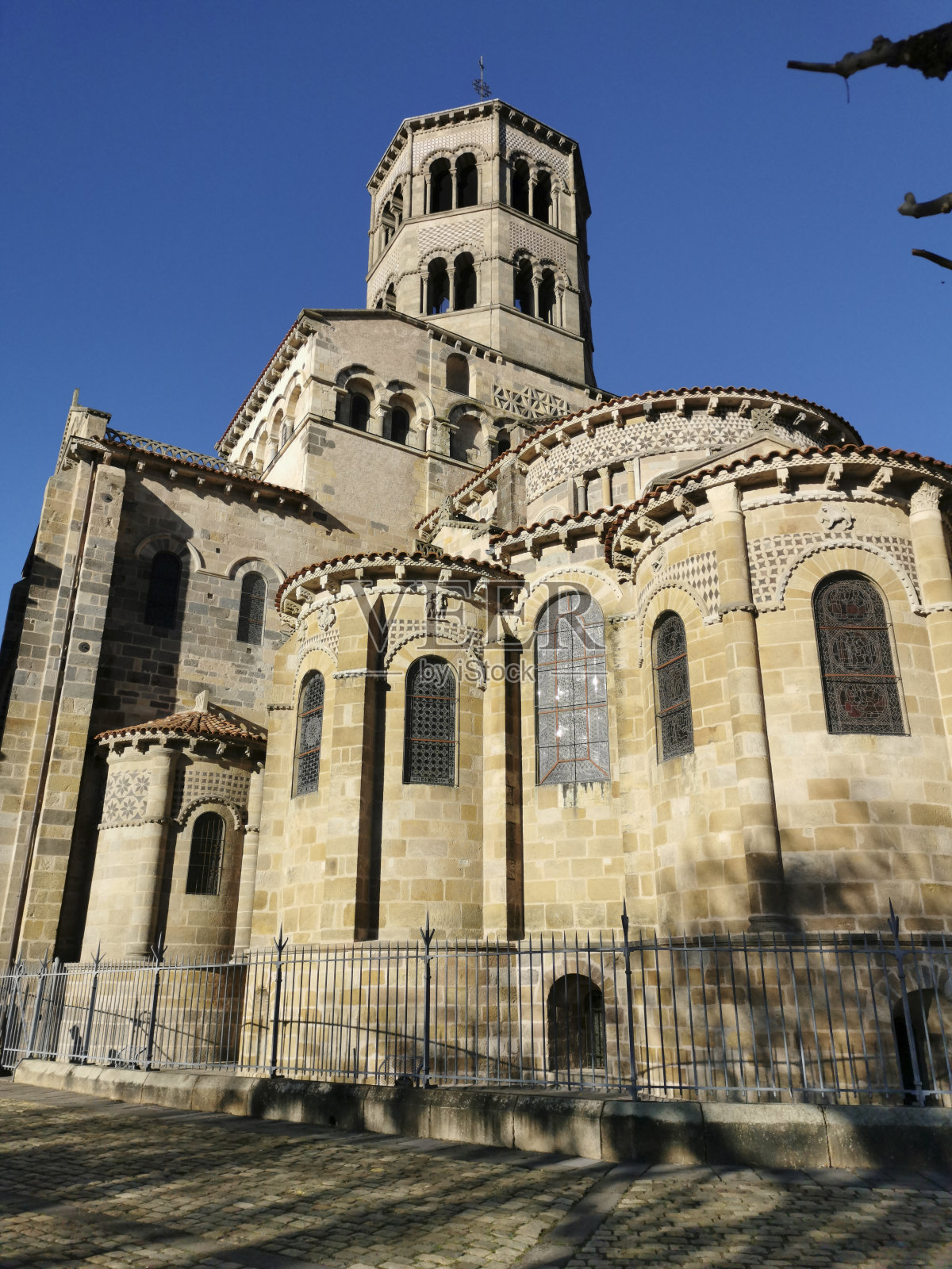 伊索瓦的圣奥斯特蒙修道院教堂。法国下奥弗涅最大的罗马式教堂照片摄影图片