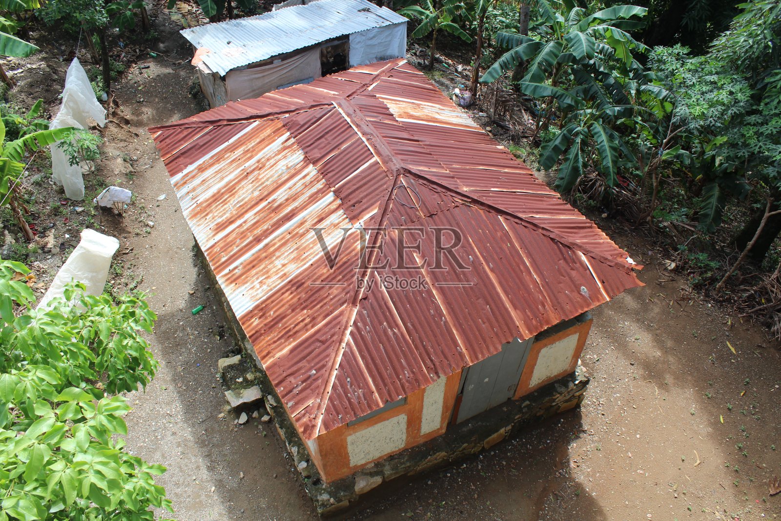 海地一个质朴的铁皮屋顶鸟瞰图照片摄影图片