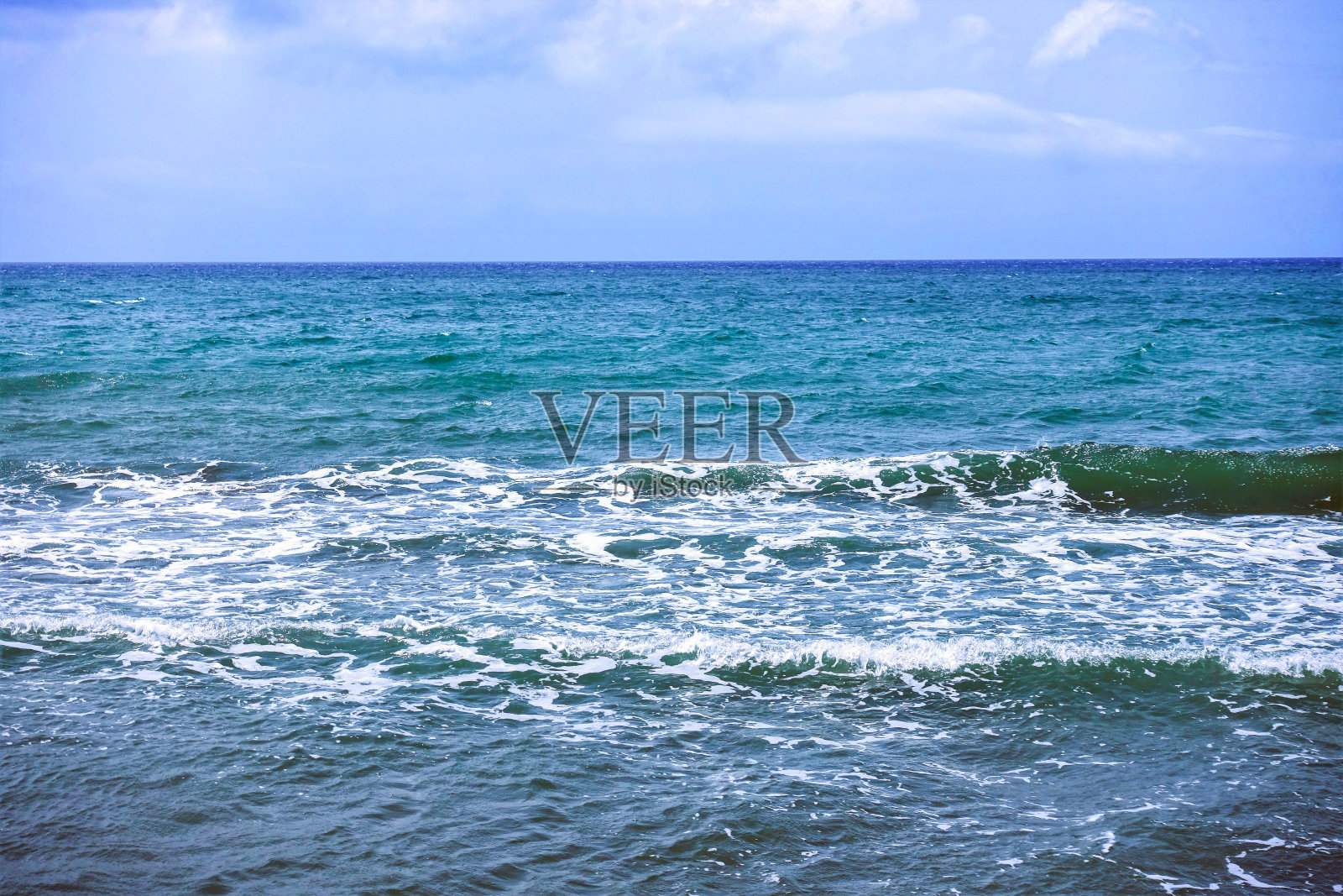 沙滩上的海浪和蓝天白云的背景。照片摄影图片