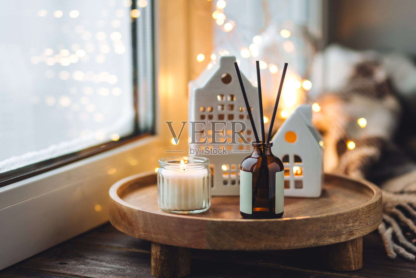 圣诞香，肉桂，茴香，香草。家居舒适，温馨，香薰。冬天的时间。舒适的斯堪的纳维亚室内与燃烧的蜡烛，芳香的香水在卧室扩散照片摄影图片