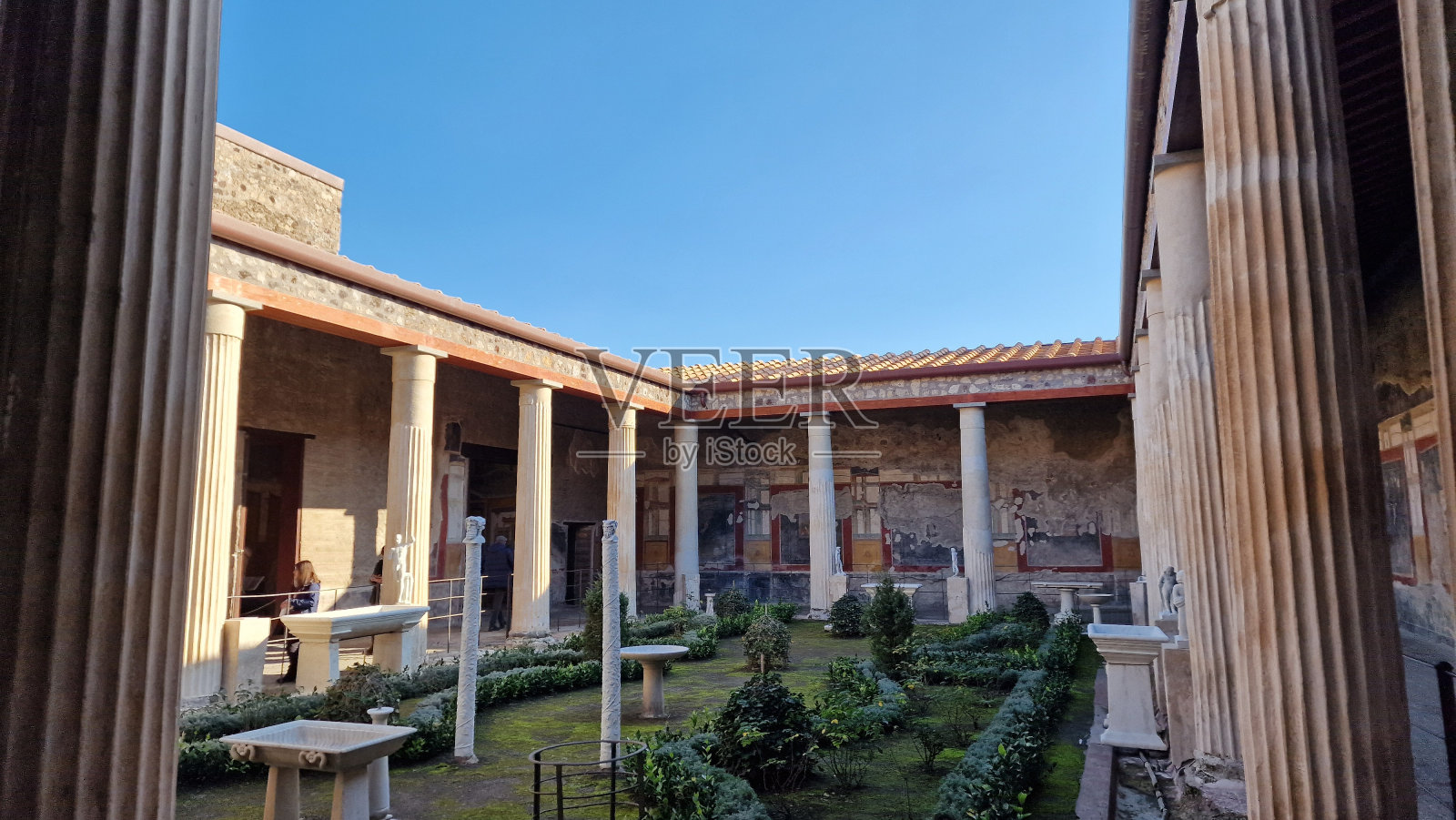 庞贝在阳光明媚的日子里漫步照片摄影图片